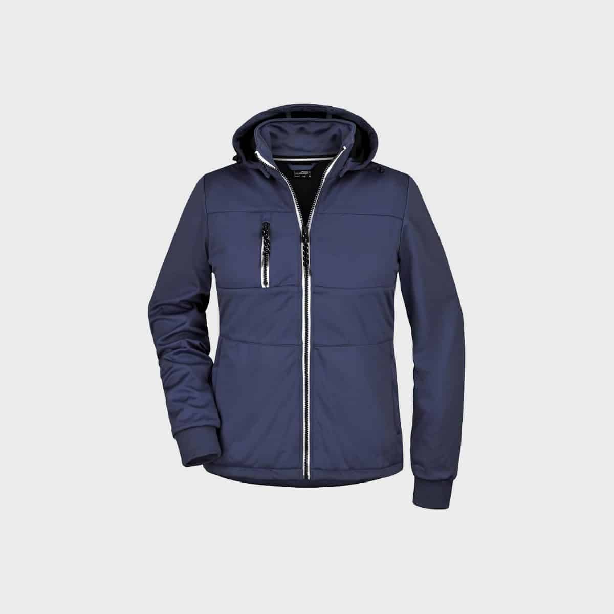 Eine blaue Kapuzenjacke mit Reißverschluss, hohem Kragen und schwarzen Reißverschlussdetails. Die Jacke hat mehrere Taschen, darunter eine Reißverschlusstasche auf der Brust. Die Ärmel haben schwarze Manschetten und die Innenseite scheint leicht isoliert zu sein, was Wärme suggeriert.