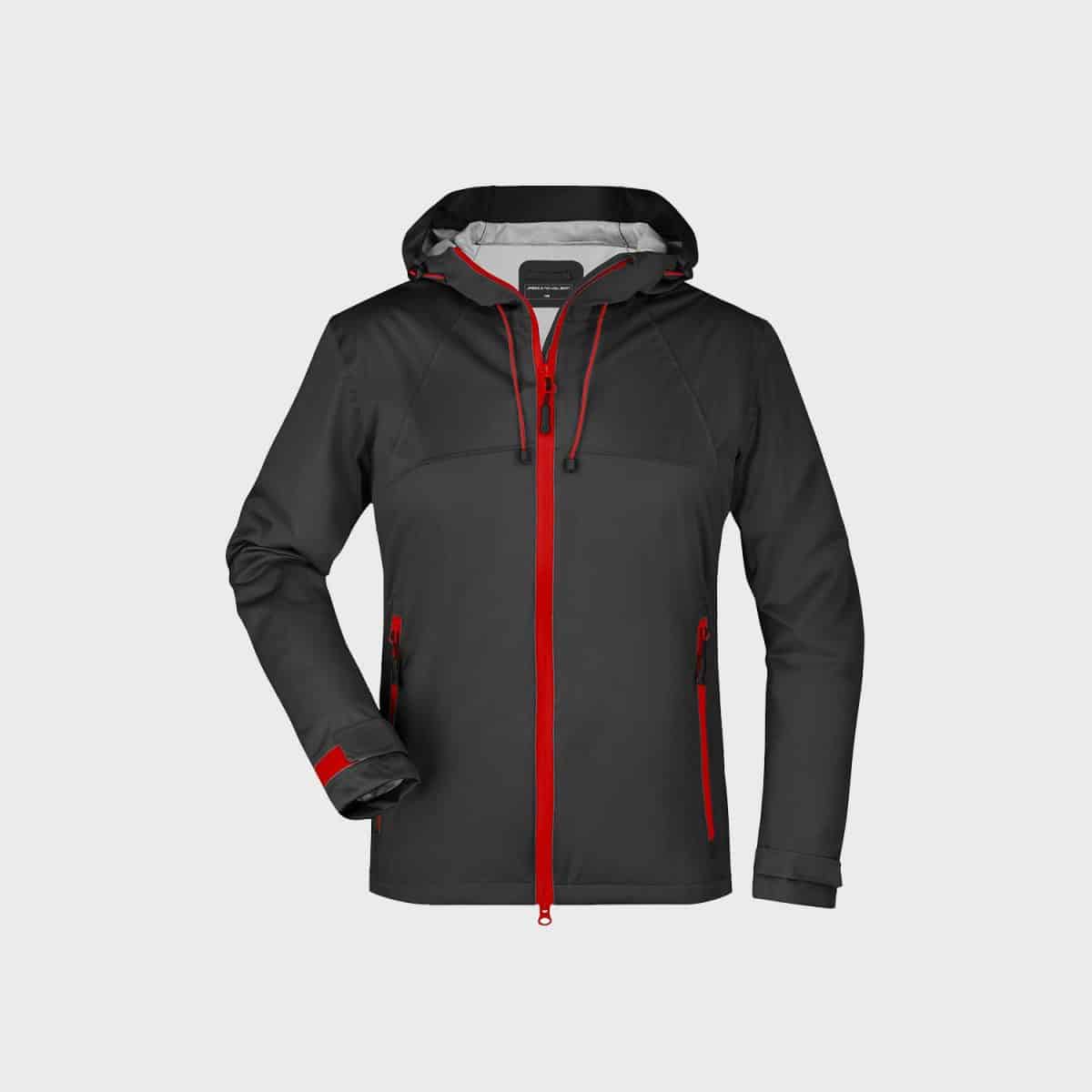 Eine schwarze wasserdichte Jacke mit roten Reißverschlüssen, Kordeln und Akzenten ist auf einem weißen Hintergrund abgebildet. Sie verfügt über eine Kapuze, zwei Vordertaschen mit Reißverschluss und verstellbare Klettverschlüsse an den Bündchen.