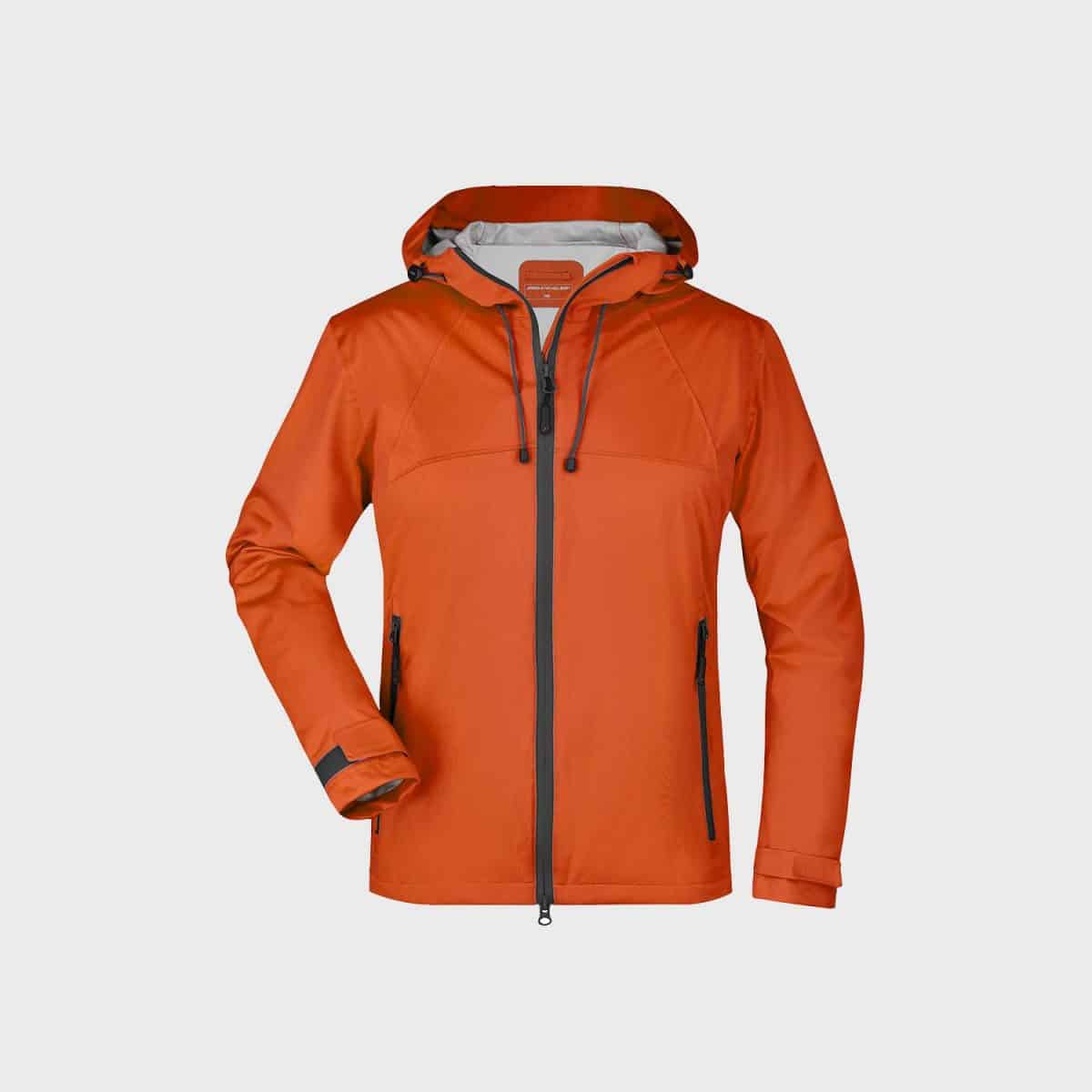 Eine leuchtend orange Regenjacke mit Frontreißverschluss, zwei seitlichen Reißverschlusstaschen und verstellbaren Klettbündchen. Die Kapuze ist mit Kordelzügen ausgestattet und das Innenfutter ist hellgrau. Die Jacke ist auf einem schlichten weißen Hintergrund abgebildet.