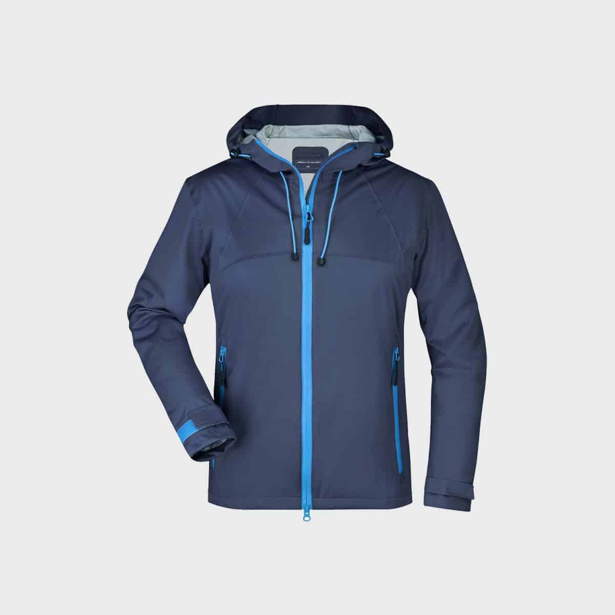 Eine blaue Outdoorjacke mit Kapuze, Frontreißverschluss und zwei Reißverschluss-Seitentaschen. Die Jacke hat verstellbare Bündchen und eine Kapuze mit Kordelzug. Sie zeichnet sich durch kontrastierende hellblaue Akzente und ein elegantes, modernes Design auf einem schlichten hellgrauen Hintergrund aus.