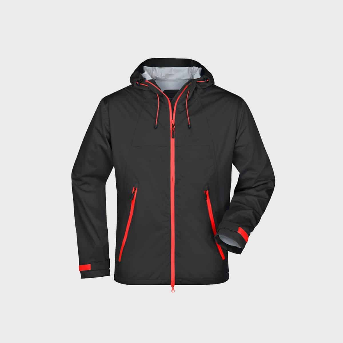 Eine schwarze Reißverschlussjacke mit roten Akzenten. Die Jacke hat eine Kapuze mit roten Kordeln, rote Reißverschlüsse an den Vorder- und Seitentaschen sowie rote verstellbare Riemen an den Manschetten. Das Innenfutter ist grau. Die Jacke ist auf einem schlichten weißen Hintergrund abgebildet.