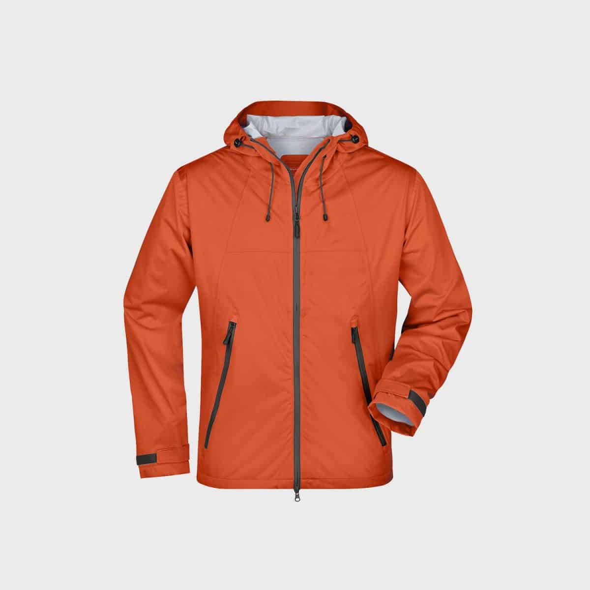 Eine leuchtend orangefarbene, leichte Jacke mit Frontreißverschluss, Kapuze mit Kordelzug und verstellbaren Klettbündchen. Die Jacke weist schwarze Akzente auf, darunter Reißverschlusstaschen und Kordelzüge. Sie ist auf einem schlichten weißen Hintergrund abgebildet.