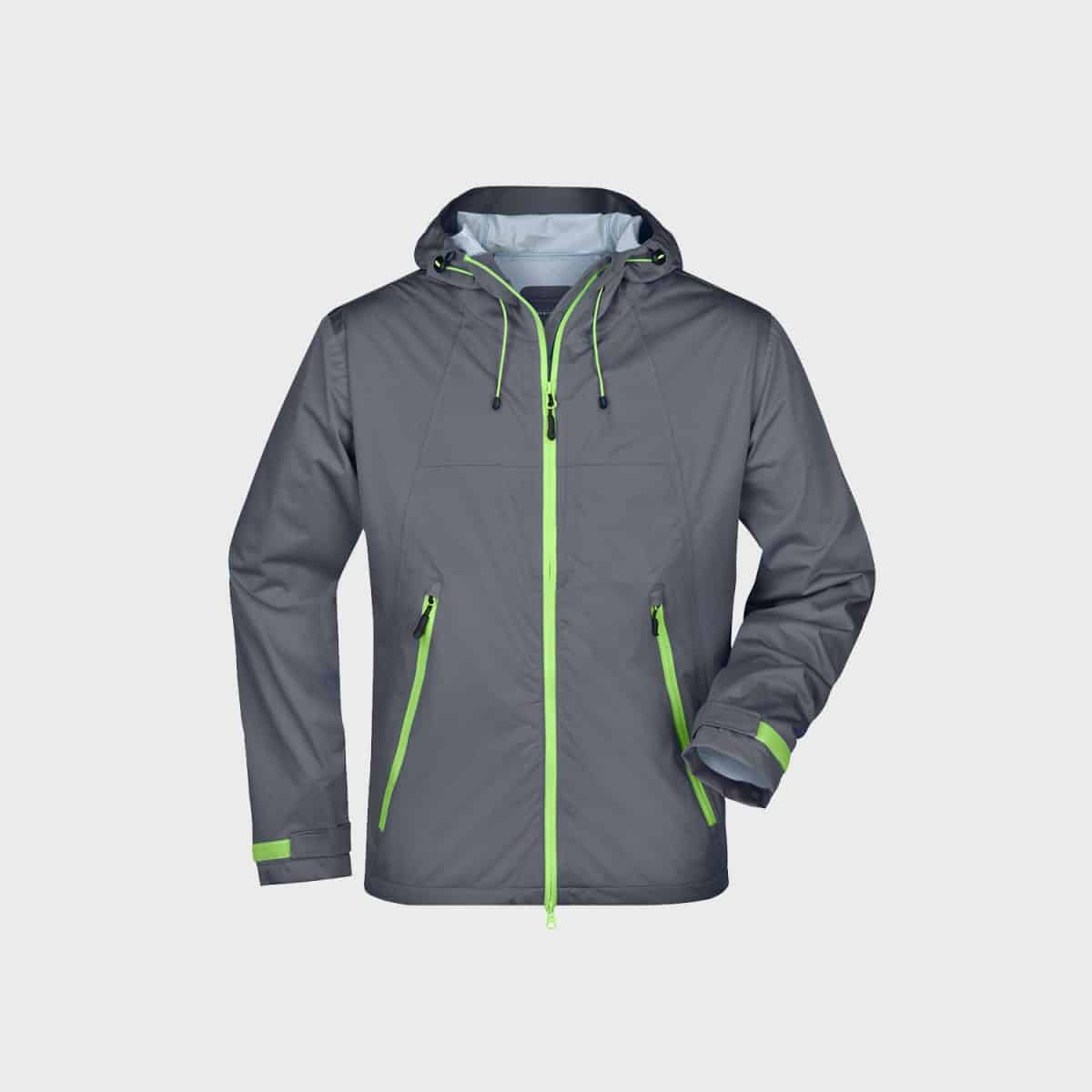 Eine graue, wasserdichte Jacke mit Kapuze und neongrünen Reißverschlüssen und Kordeln. Die Jacke verfügt über zwei Reißverschlusstaschen an der Taille und Klettverschlüsse an den Ärmeln zur Anpassung der Passform. Die Innenseite der Kapuze scheint hellgrau zu sein.