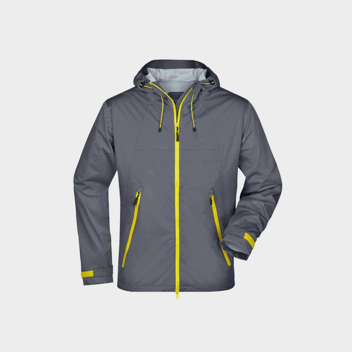 Eine graue Kapuzenjacke mit gelben Reißverschlüssen und Akzenten. Die Jacke hat zwei Seitentaschen, einen Frontreißverschluss, verstellbare Bündchen und Kordeln an der Kapuze für eine individuelle Passform. Das Design ist minimalistisch und funktional, geeignet für Outdoor-Aktivitäten.