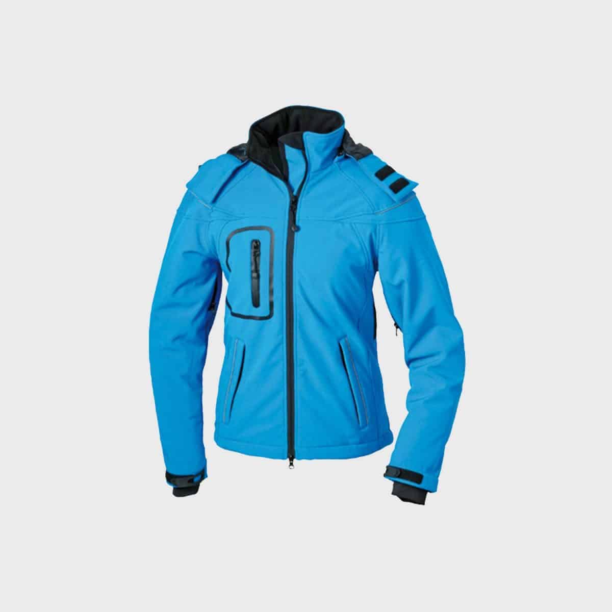 Eine blaue Outdoorjacke mit schwarzen Akzenten, darunter ein schwarzer Reißverschluss in der Mitte, eine Brusttasche mit Reißverschluss und zwei Seitentaschen mit Reißverschluss. Die Jacke verfügt über verstellbare Riemendetails an den Schultern und einen mit Fleece gefütterten Kragen.