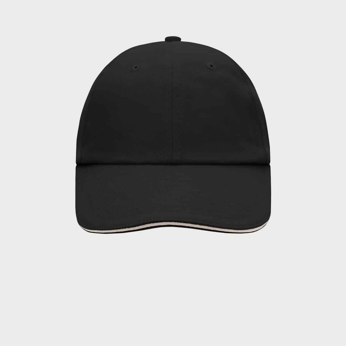 Eine schlichte schwarze Baseballkappe mit gebogenem Schirm und einem kleinen Knopf oben. Die Kappe ist zentriert vor einem hellgrauen Hintergrund und zeigt eine Frontansicht.
