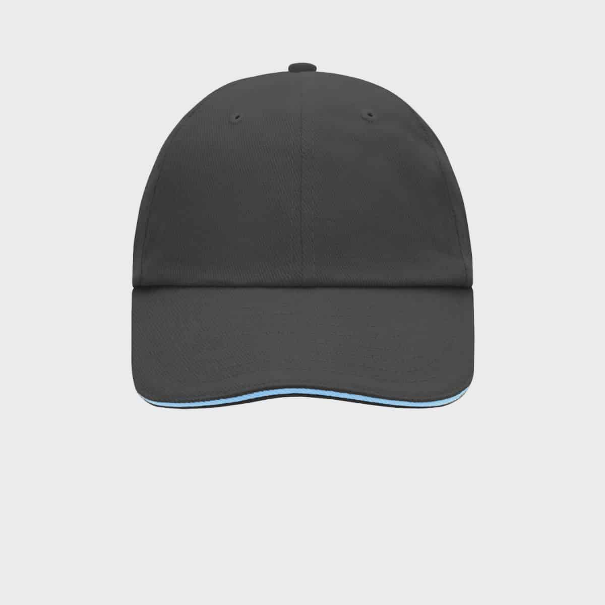 Eine schlichte schwarze Baseballkappe mit gebogenem Schirm ist auf einem schlichten weißen Hintergrund abgebildet. Die Kappe hat einen dezenten blauen Rand entlang des Schirmrands und auf der Vorderseite sind zwei kleine Belüftungslöcher sichtbar.