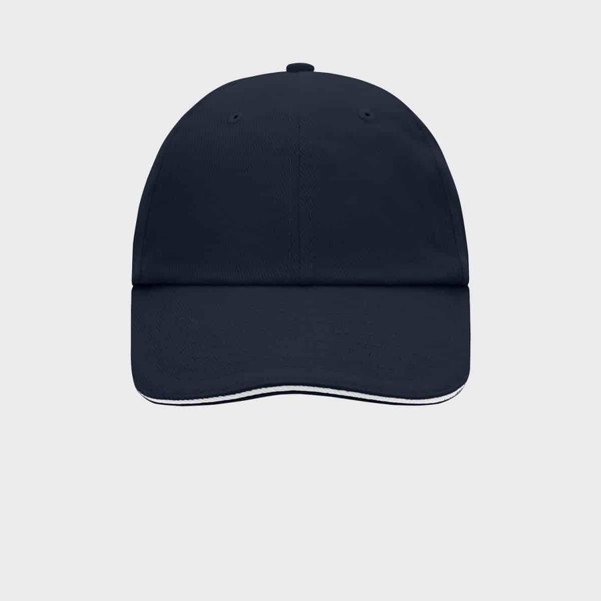 Eine marineblaue Baseballkappe mit gebogenem Schirm und einem kleinen Knopf oben. Die Vorderseite ist schlicht und ohne sichtbare Logos oder Designs. Der Schirm hat einen dezenten weißen Rand. Die Kappe ist vor einem hellgrauen Hintergrund angebracht.