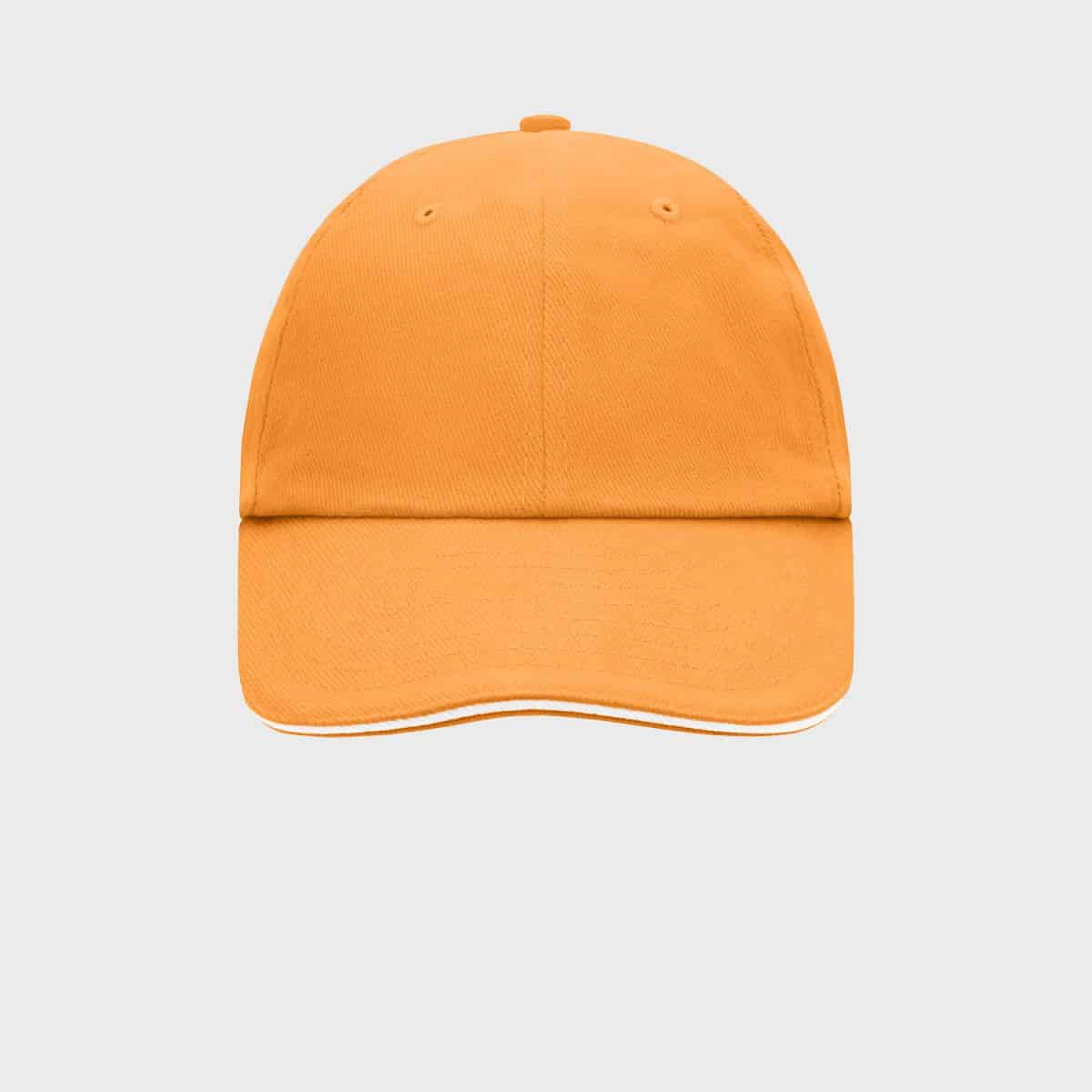 Vorderansicht einer orangefarbenen Baseballkappe mit gebogenem Schirm und leicht erhabenem Knopf oben. Die Kappe hat ein minimalistisches Design ohne sichtbare Logos oder Muster. Der Hintergrund ist schlicht hellgrau.