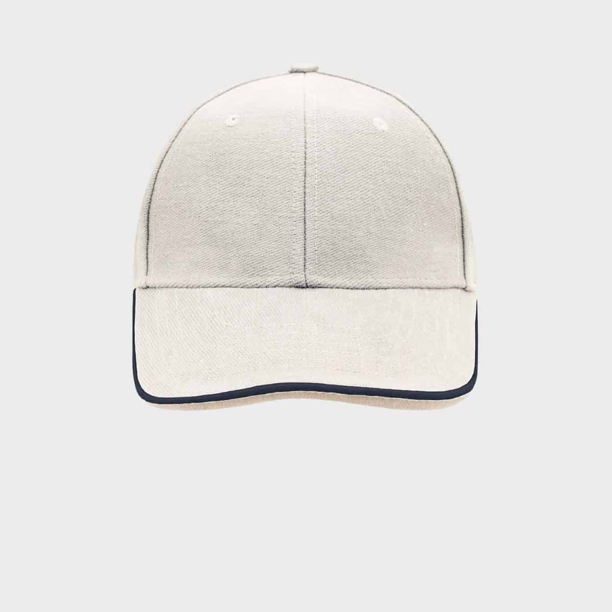 Eine hellgraue Baseballkappe mit gebogenem Schirm und schwarzer Umrandung entlang des Schirmrands. Die Kappe hat ein einfaches, schmuckloses Design ohne sichtbare Logos oder Muster. Der Hintergrund ist schlicht und neutral.