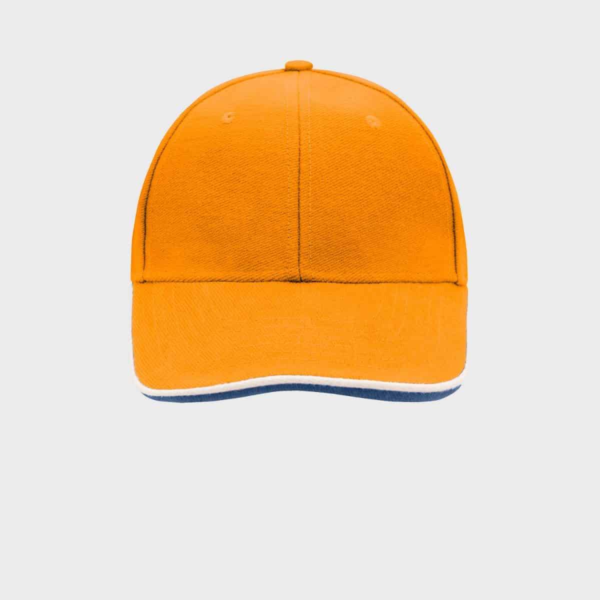 Eine orangefarbene Baseballkappe mit glatter Textur und leicht gebogenem Schirm. Am Rand des Schirms befindet sich ein weißes Band, gefolgt von einer dünnen blauen Linie. Der Hintergrund ist schlicht hellgrau.