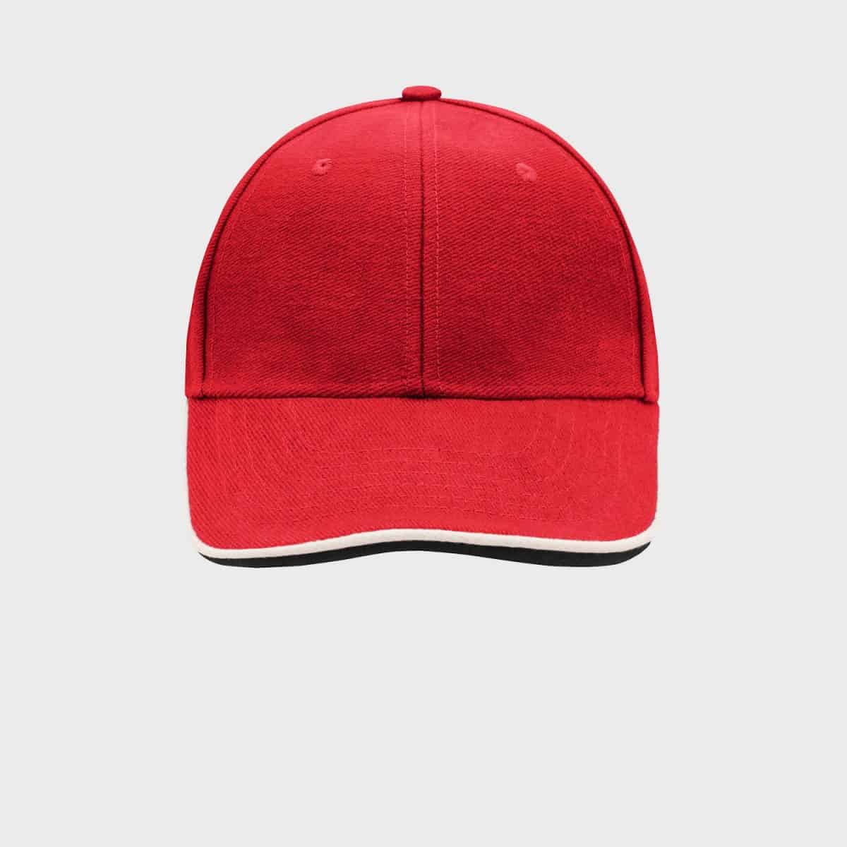 Vorderansicht einer schlichten roten Baseballkappe mit schwarz-weißem Sandwich-Krempe auf weißem Hintergrund. Die Kappe hat einen gebogenen Schirm und einen Knopf oben in der Mitte.