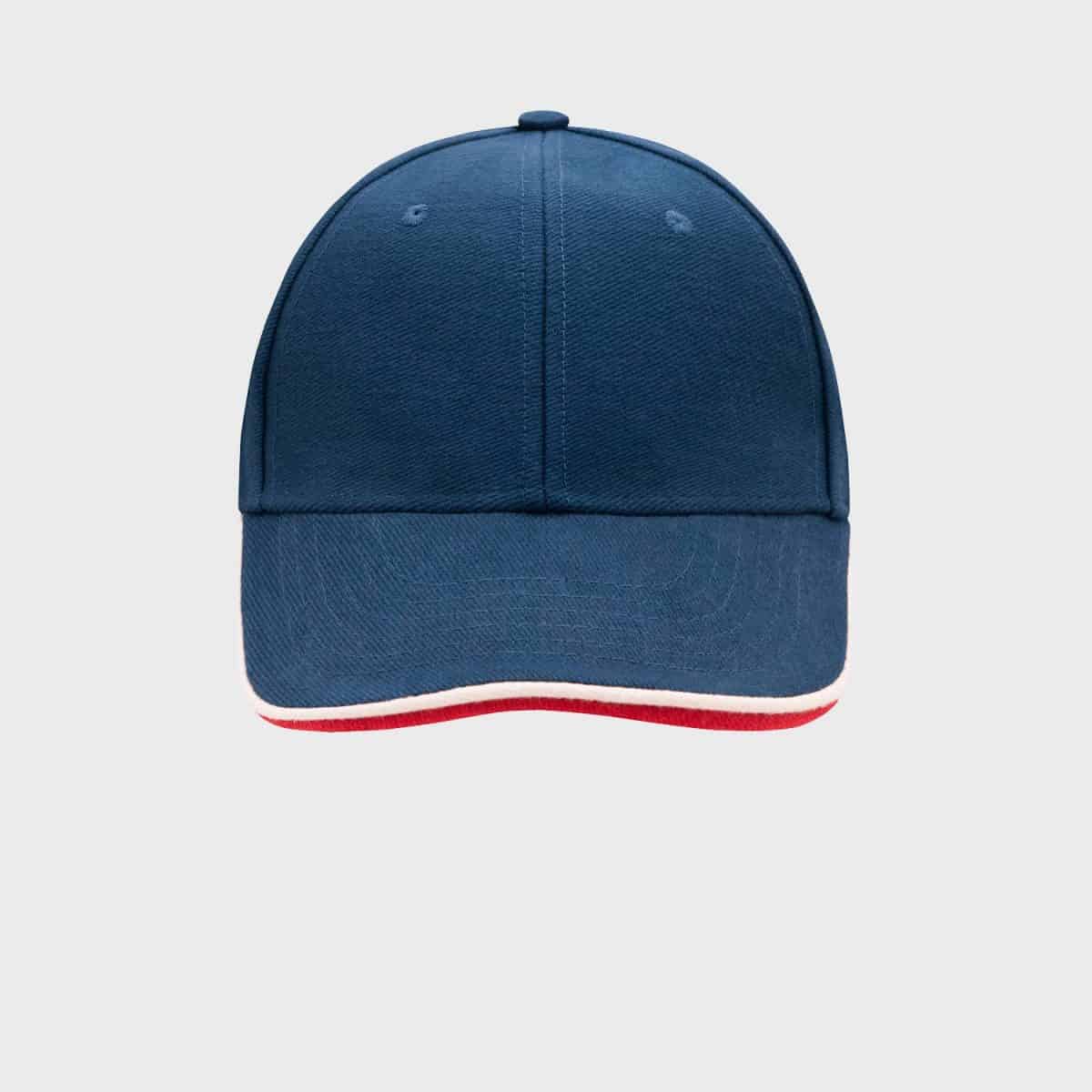 Eine blaue Baseballkappe mit gebogenem Schirm. Der Rand des Schirms ist mit einem weißen und roten Streifen akzentuiert. Die Kappe ist auf einem schlichten weißen Hintergrund abgebildet.