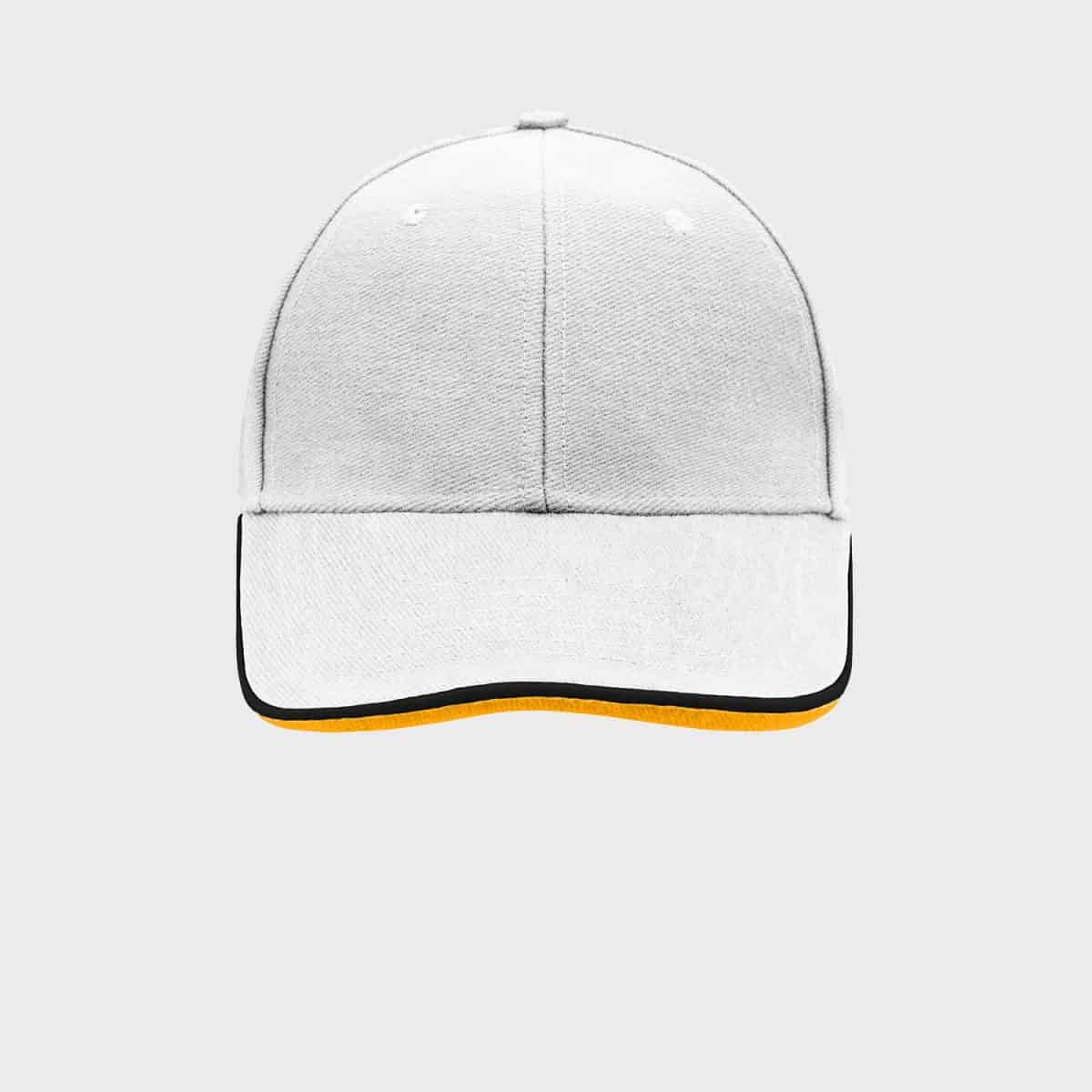 Eine weiße Baseballkappe mit einem schwarz-gelben Futter entlang der Krempe ist auf einem schlichten grauen Hintergrund abgebildet. Die Kappe zeichnet sich durch ein einfaches, klares Design ohne sichtbare Logos oder Texte aus.