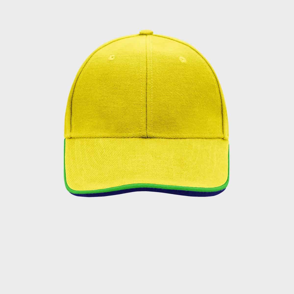 Eine leuchtend gelbe Baseballkappe mit grünem Rand auf dem Schirm und einem kleinen Knopf oben vor einem schlichten weißen Hintergrund.