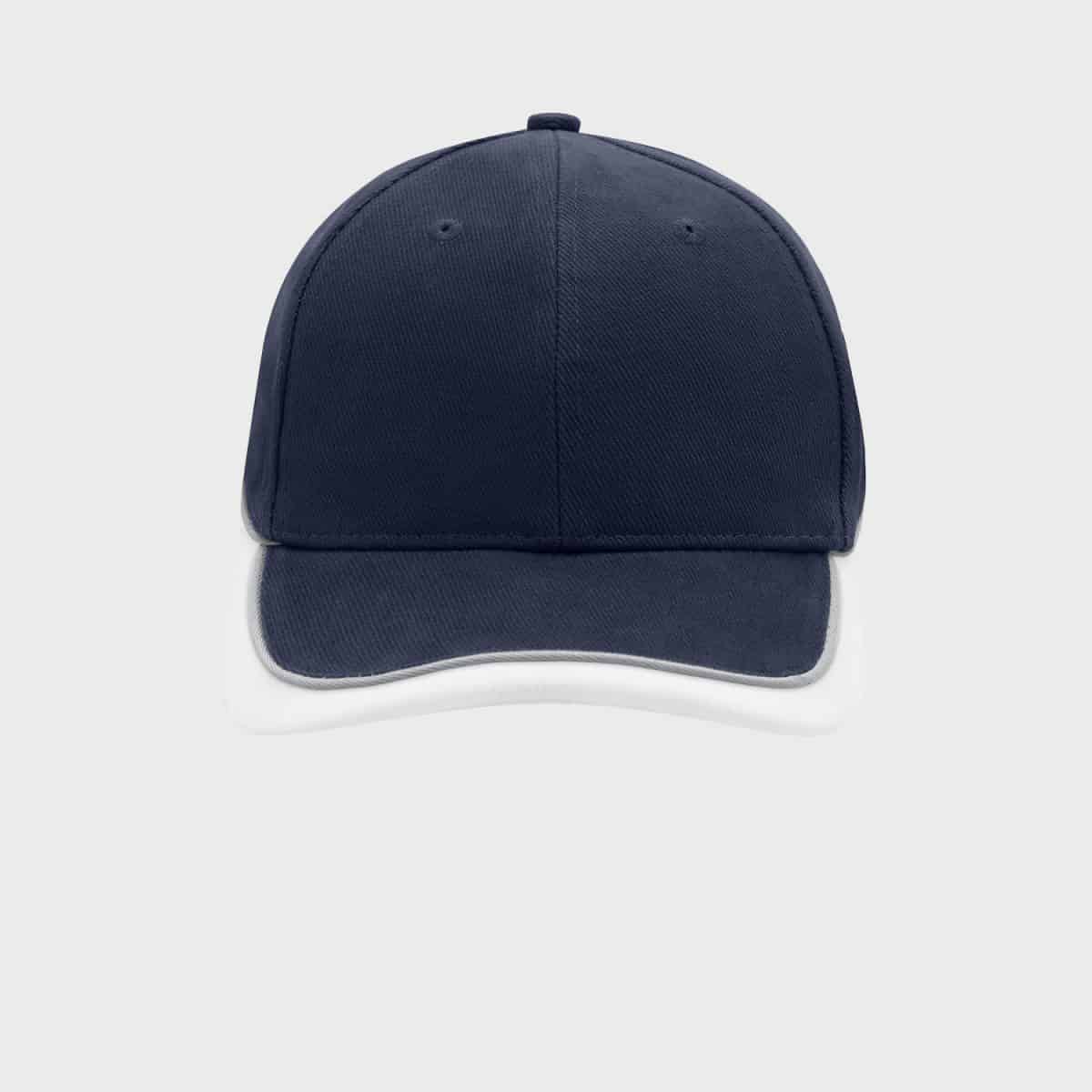 Eine dunkelblaue Baseballkappe mit gebogenem Schirm und einem weißen Rand um den Rand des Schirms steht zentriert auf einem schlichten grauen Hintergrund. Die Kappe hat oben einen Knopf und sichtbare Nähte an den Einsätzen und am Schirm.