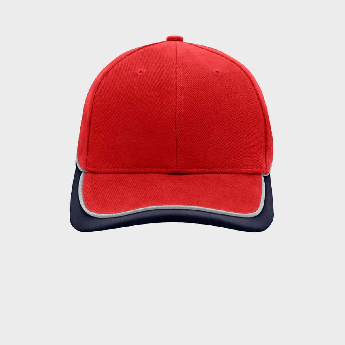 Eine nach vorne gerichtete rote Baseballkappe mit leicht gebogenem Schirm. Der Schirm hat einen schwarzen Rand mit einer dünnen weißen Linie darüber, die der roten Kappe einen Kontrast verleiht. Der Hintergrund ist schlicht hellgrau.