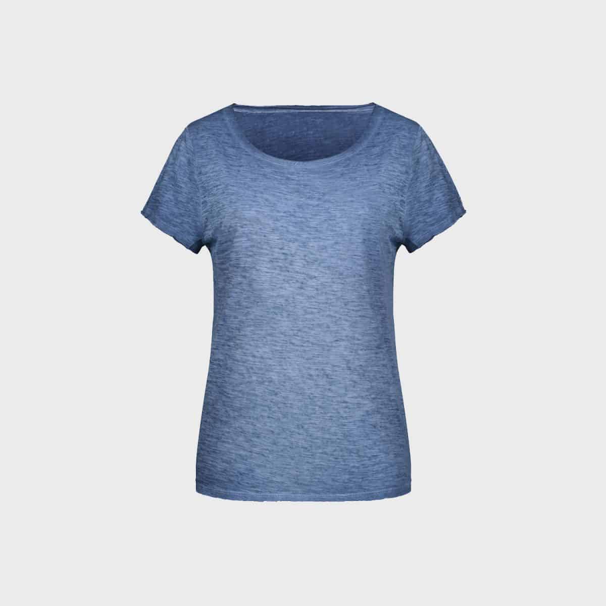 Ein schlichtes, kurzärmliges, blaues T-Shirt auf weißem Hintergrund. Das Shirt hat einen runden Ausschnitt und ein schlichtes, tailliertes Design.