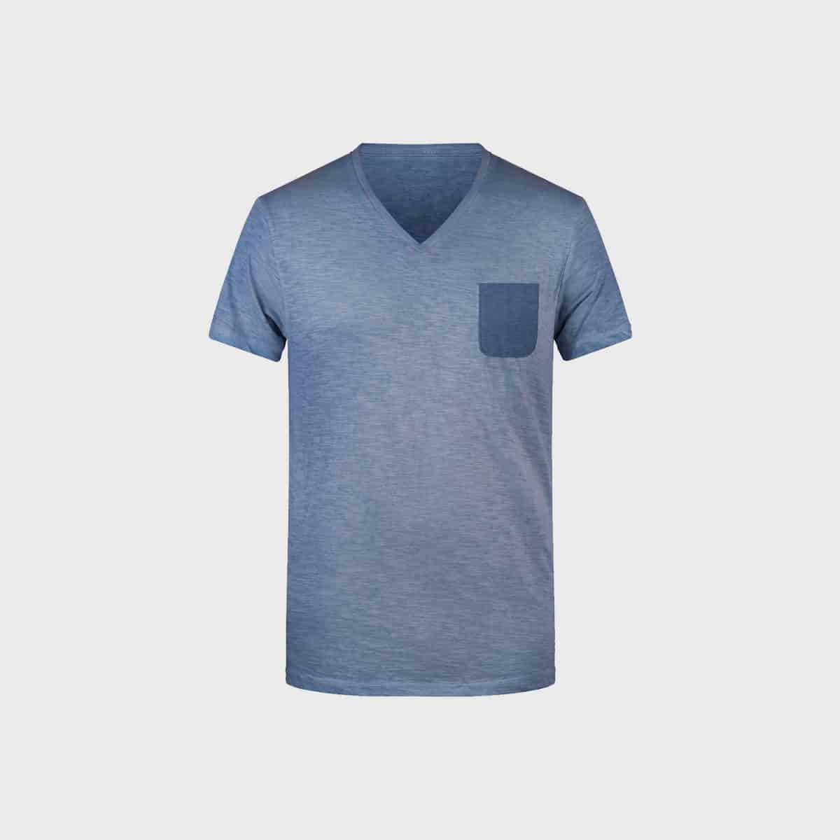Ein blaues T-Shirt mit V-Ausschnitt, kurzen Ärmeln und einer kleinen Brusttasche auf der linken Seite, vor einem schlichten hellgrauen Hintergrund.