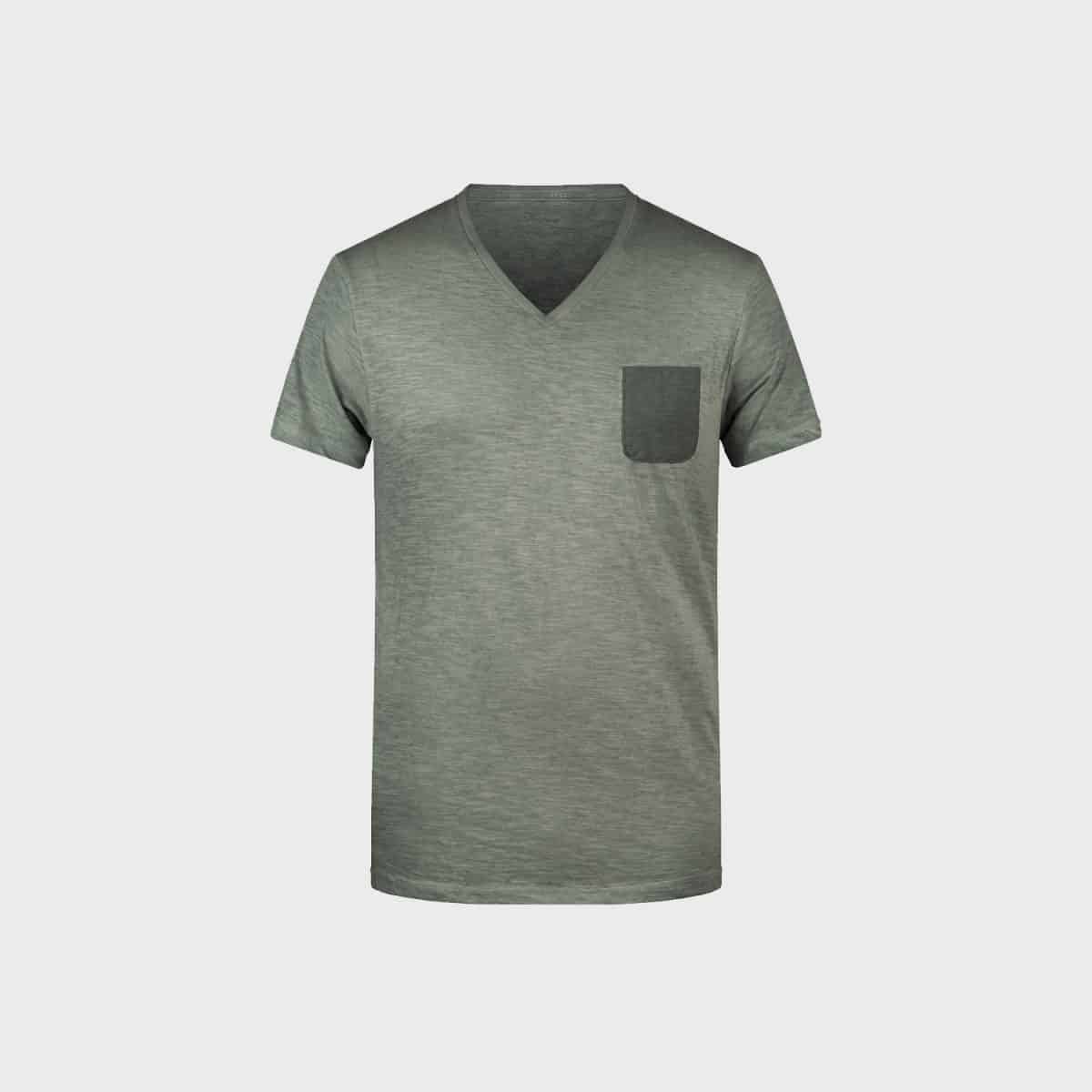 Ein grünes T-Shirt mit V-Ausschnitt und einer kleinen aufgesetzten Tasche auf der linken Brust. Das Shirt hat kurze Ärmel und ein einfaches, einfarbiges Design. Der Hintergrund ist schlicht weiß.