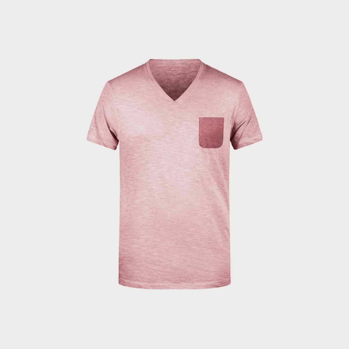 Ein hellrosa T-Shirt mit kurzen Ärmeln und V-Ausschnitt und einer passenden kleinen Brusttasche auf der linken Seite, abgebildet auf einem schlichten weißen Hintergrund.