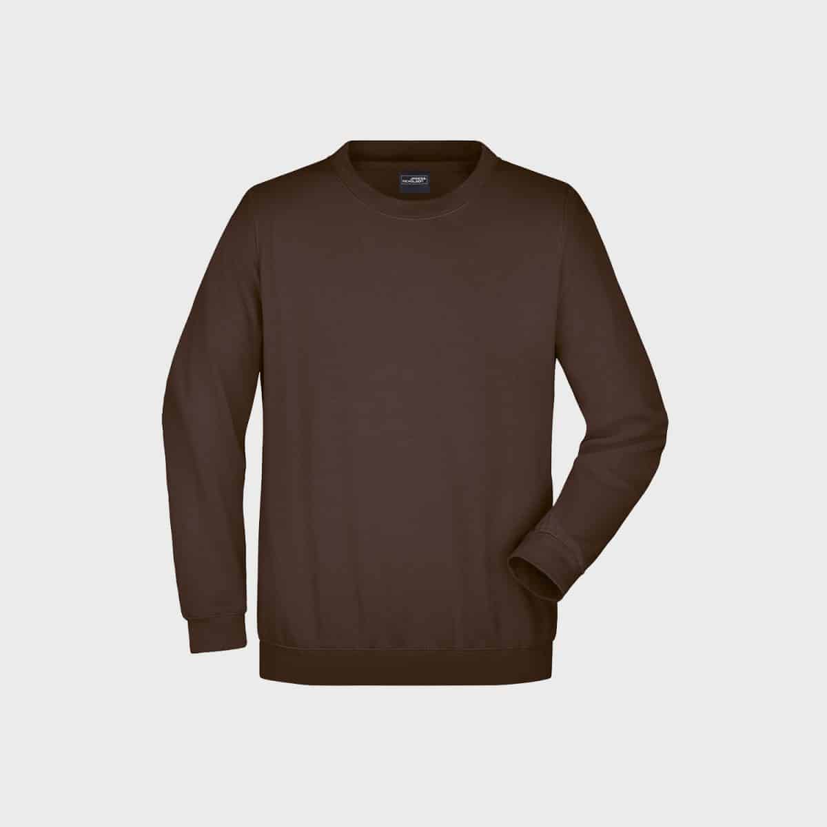 Ein schlichtes braunes Langarm-Sweatshirt ist vor einem hellgrauen Hintergrund abgebildet. Das Sweatshirt hat einen runden Halsausschnitt, gerippte Bündchen und einen gerippten Saum. Der linke Ärmel ist am Ellbogen leicht gebogen, mit einem dezenten Schatten auf der rechten Seite.