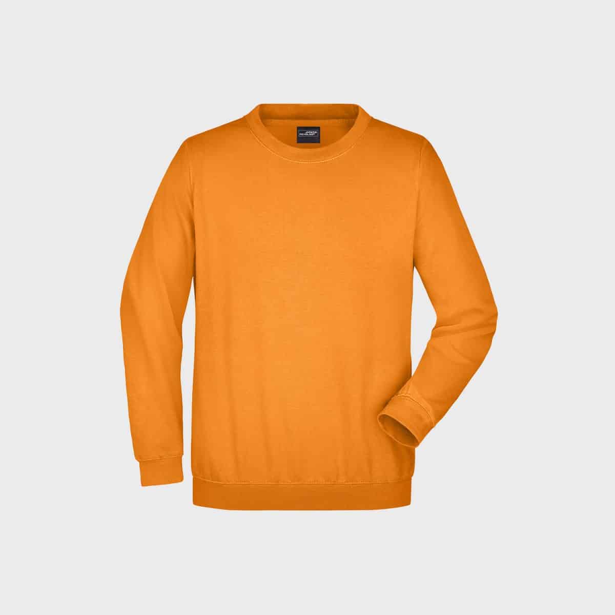 Ein schlichtes, langärmeliges, orangefarbenes Sweatshirt mit Rundhalsausschnitt auf weißem Hintergrund. Das Sweatshirt hat ein einfaches Design mit gerippten Bündchen und einem gerippten Bund.