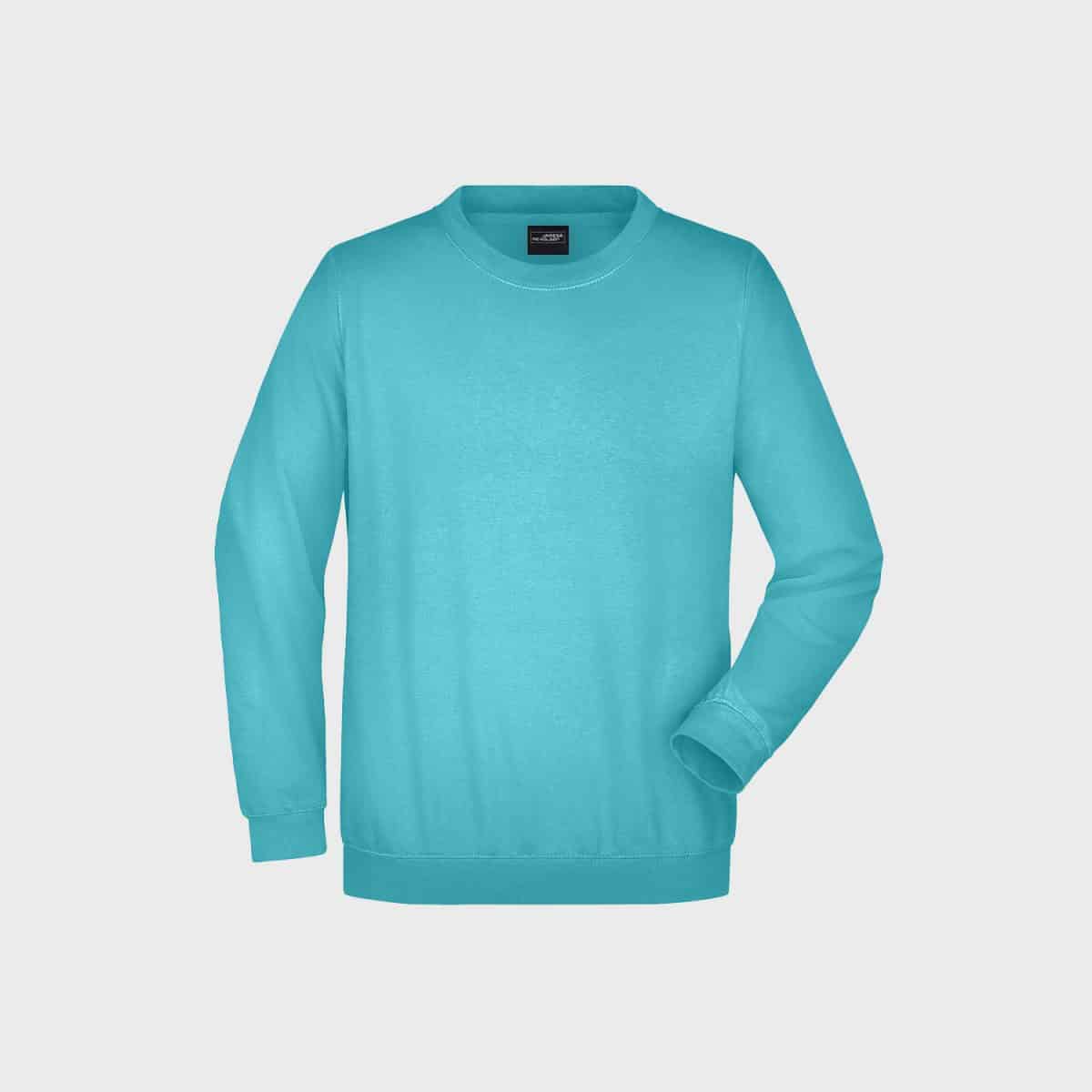 Ein schlichtes, blaugrünes Langarm-Sweatshirt mit Rundhalsausschnitt auf weißem Hintergrund. Das Sweatshirt hat gerippte Bündchen, Saum und Ausschnitt. Ein Ärmel ist leicht geknickt.
