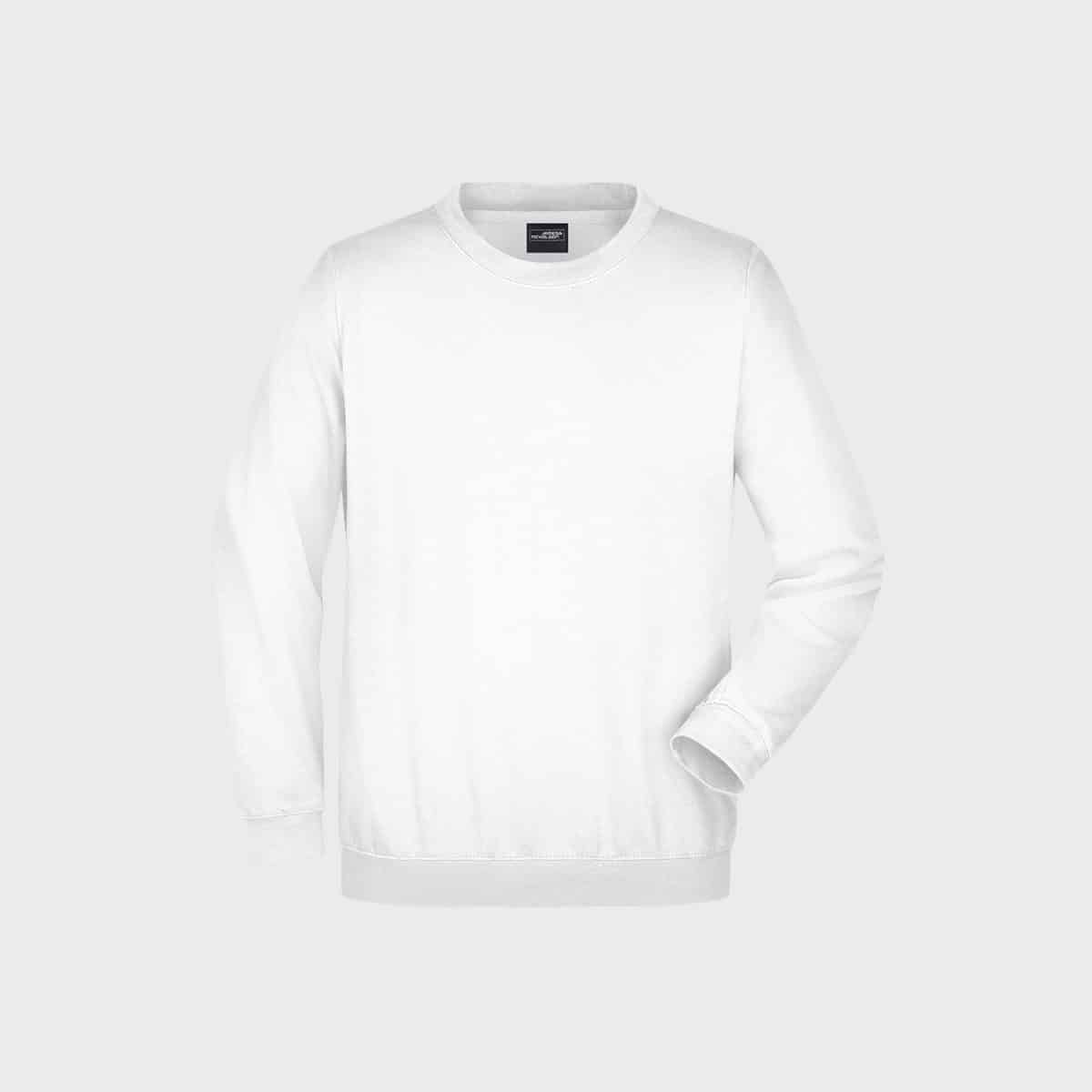 Ein schlichtes weißes Sweatshirt mit Rundhalsausschnitt und langen Ärmeln auf hellgrauem Hintergrund. Das Sweatshirt hat ein schlichtes, klares Design mit gerippten Bündchen, Saum und Ausschnitt.