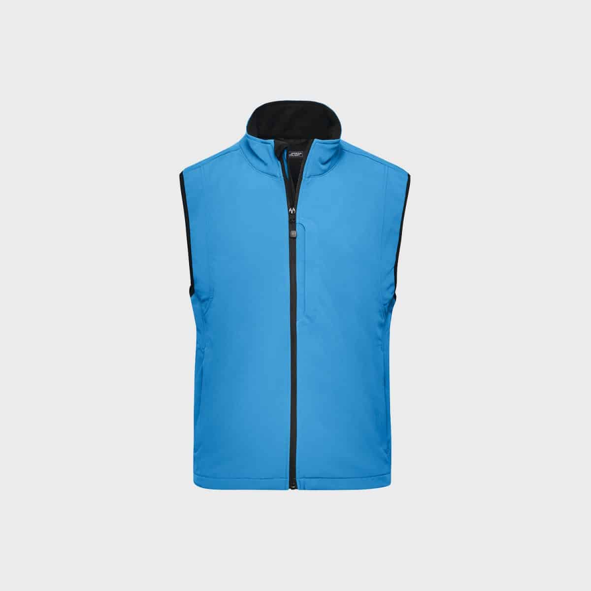 Eine blaue ärmellose Weste mit schwarzem Innenfutter, einem Reißverschluss vorne und zwei Seitentaschen. Die Weste hat einen hohen Kragen und ein elegantes, modernes Design. Der Hintergrund ist schlicht weiß.