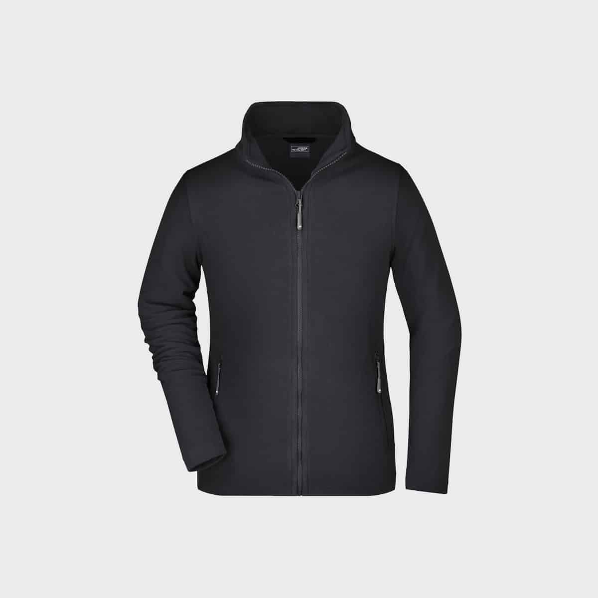 Abgebildet ist eine schwarze Reißverschlussjacke mit langen Ärmeln und hohem Kragen. Sie verfügt über zwei Seitentaschen mit vertikalen Reißverschlüssen. Die Jacke ist vor einem hellgrauen Hintergrund abgebildet.