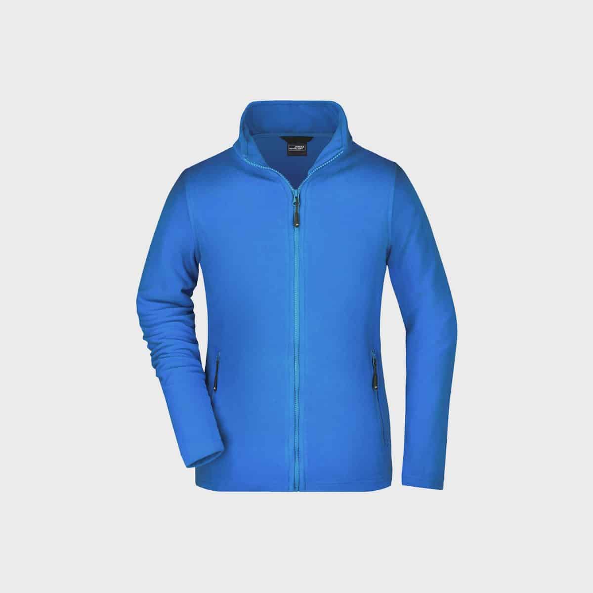 Eine hellblaue Reißverschlussjacke mit hohem Kragen ist auf einem schlichten weißen Hintergrund zu sehen. Die Jacke verfügt über zwei Seitentaschen mit Reißverschluss und ist für kaltes Wetter konzipiert.