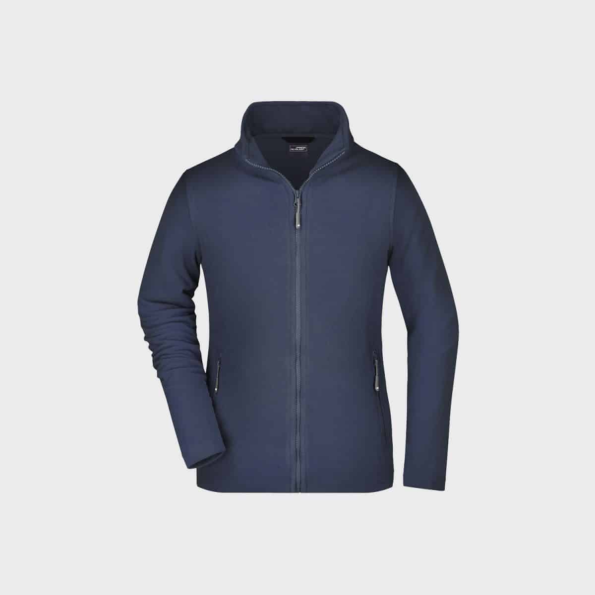Eine marineblaue Jacke mit Reißverschluss und hohem Kragen. Die Jacke hat zwei Reißverschlusstaschen vorne und ein minimalistisches Design ohne sichtbare Logos oder Muster. Die Ärmel sind lang und die Jacke scheint aus einem weichen, wahrscheinlich leichten Material zu bestehen.