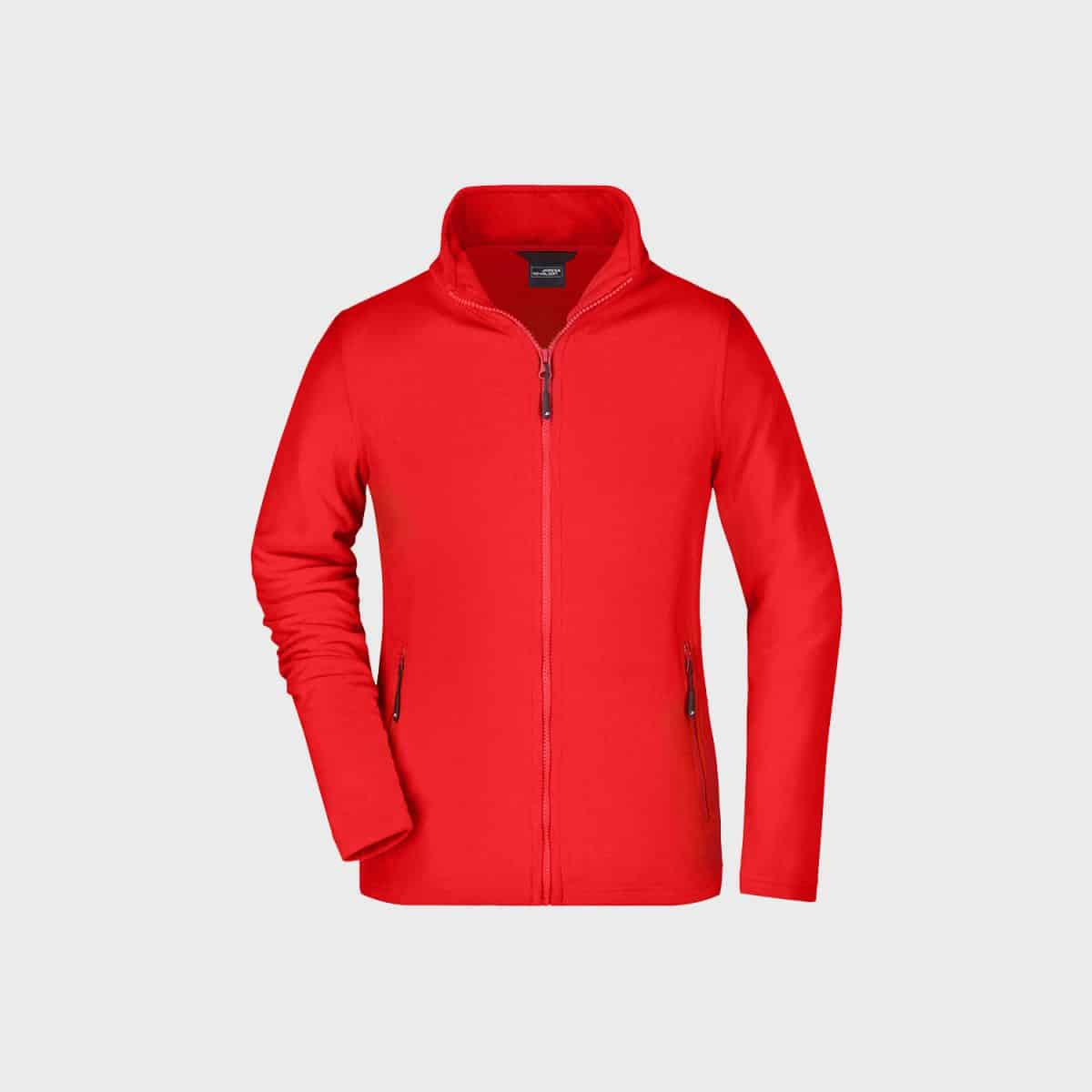 Eine rote Jacke mit hohem Kragen, Reißverschluss vorne und Reißverschlusstaschen an den Seiten ist vor einem schlichten hellgrauen Hintergrund zu sehen. Die Jacke hat ein schlichtes und einfaches Design mit langen Ärmeln.
