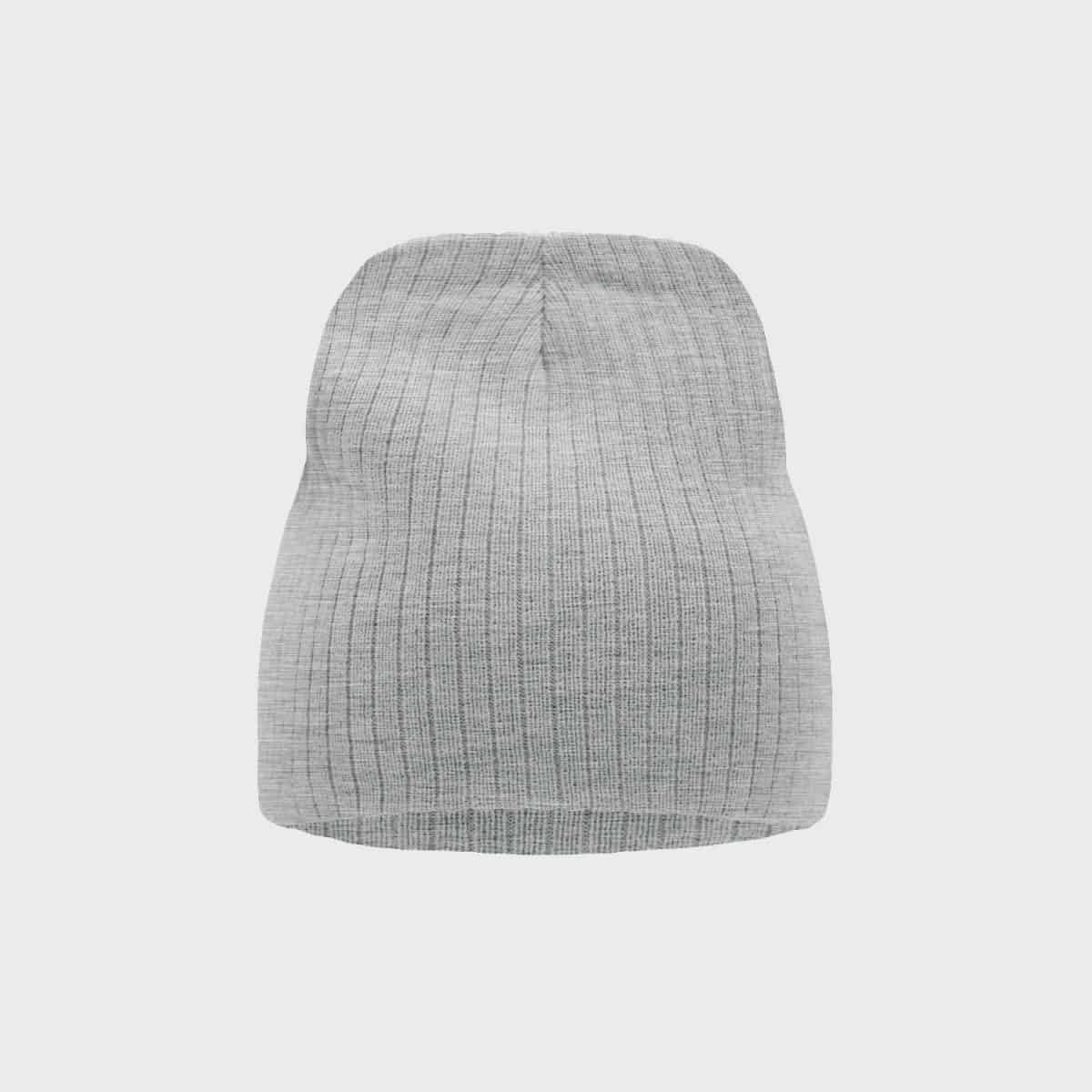 Eine graue Beanie-Mütze aus Rippenstrick mit einem schlichten, klassischen Design. Die Mütze scheint aus weichem, kuscheligem Stoff zu sein und verfügt über gleichmäßig verteilte vertikale Rippen für zusätzliche Struktur und Stil. Der Hintergrund ist schlicht weiß und hebt die Beanie hervor.