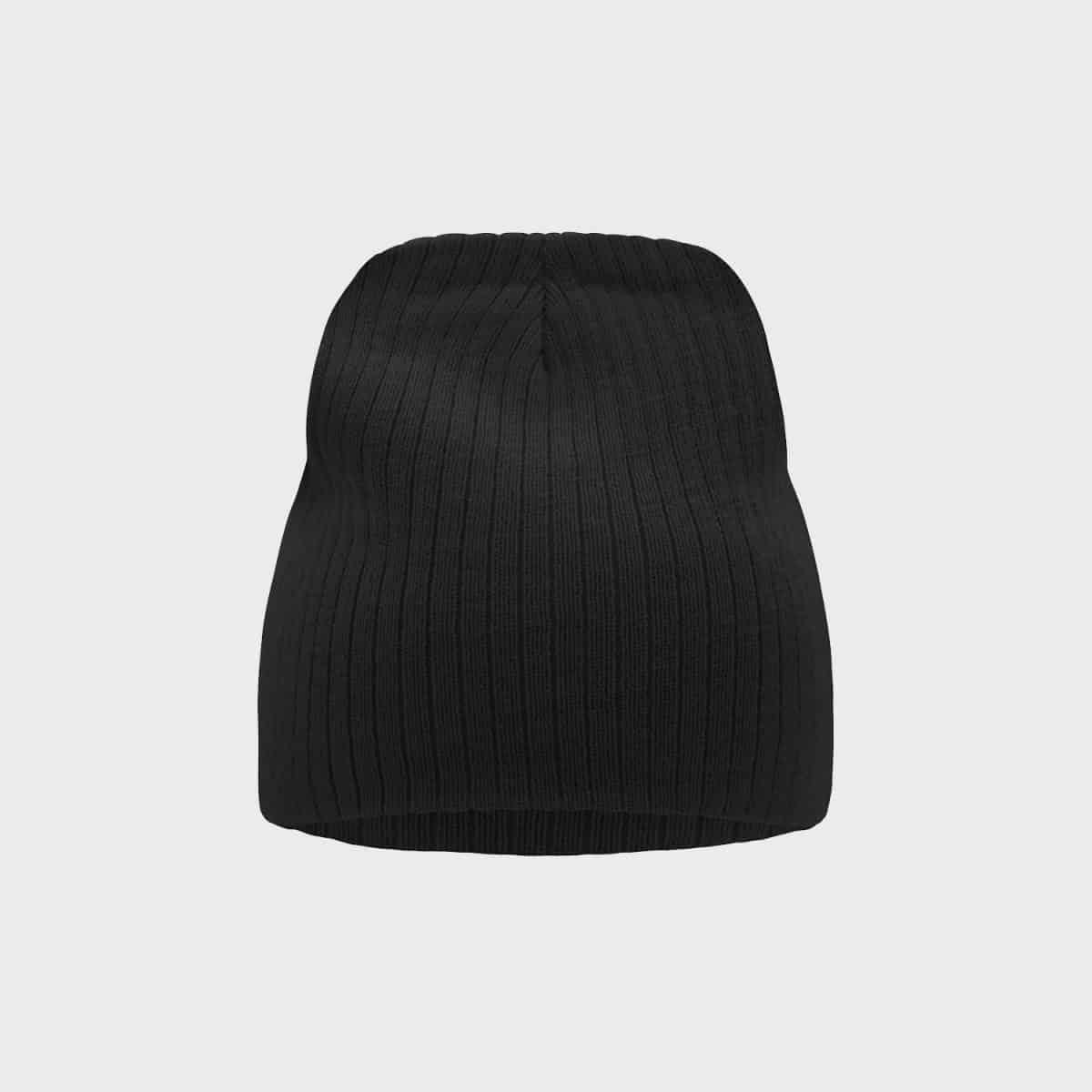 Eine schwarze, gerippte Strickmütze mit einem einfachen, minimalistischen Design auf einem schlichten weißen Hintergrund. Die Mütze hat eine bequeme Passform und einen leicht aufgerollten Rand.
