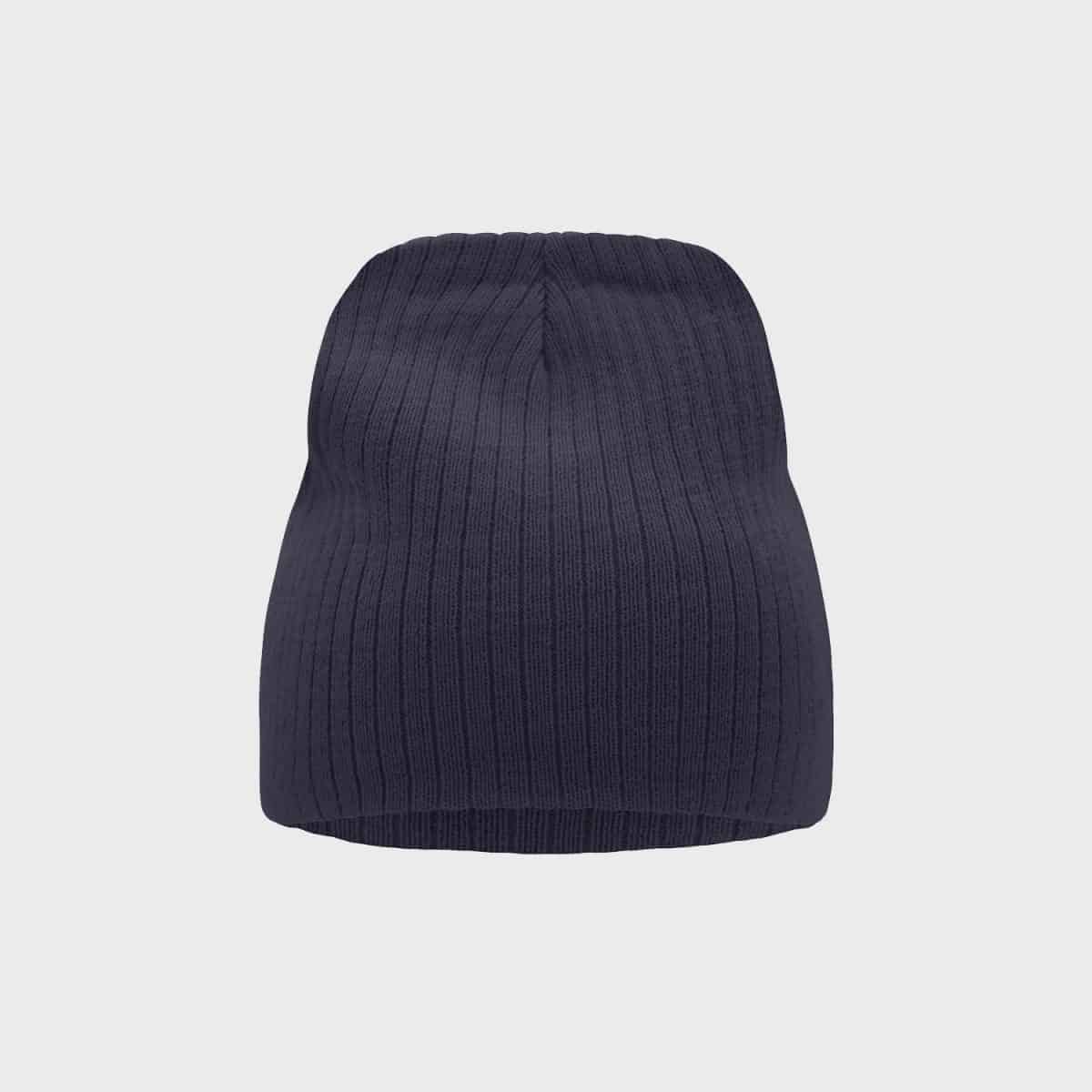 Eine dunkelmarineblaue Beanie-Mütze aus Rippenstrick auf einem schlichten, hellgrauen Hintergrund. Die Mütze hat ein einfaches, klassisches Design mit vertikalen Rippenmustern entlang der Oberfläche.