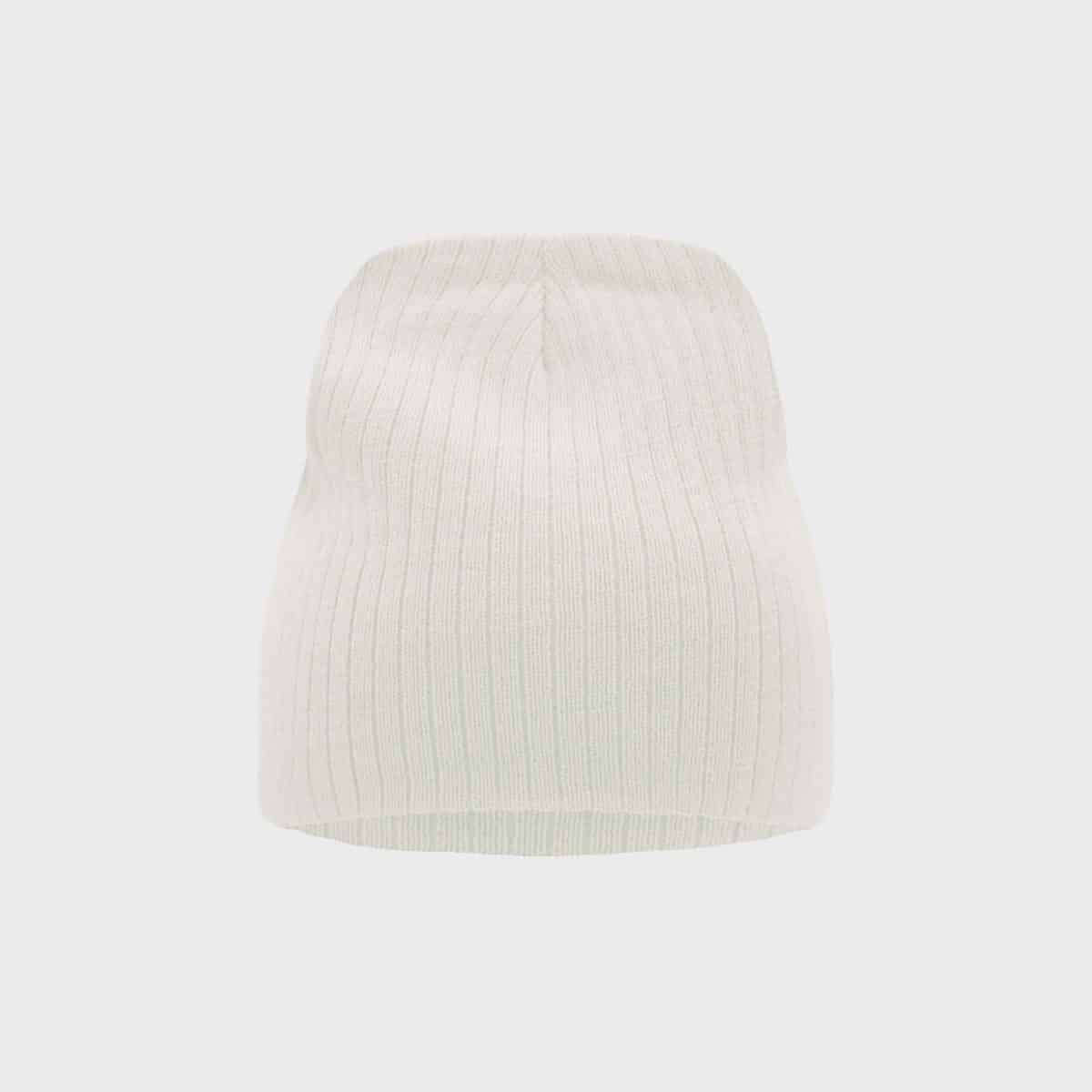Eine schlichte weiße Beanie-Mütze aus Rippenstrick ist auf einem weißen Hintergrund zu sehen. Die Mütze hat ein einfaches, gefaltetes Design mit durchgehenden vertikalen Rippenmustern.