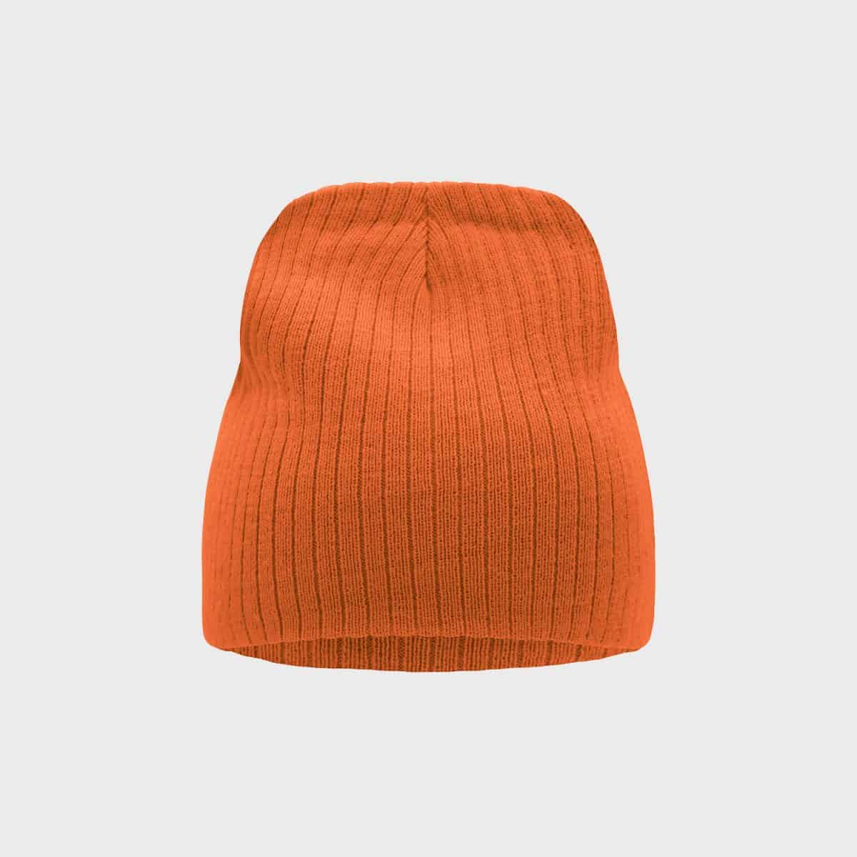 Eine orangefarbene Beanie-Mütze aus Rippenstrick auf schlichtem weißem Hintergrund. Die Beanie hat ein schlichtes Design mit einer leicht verjüngten Oberseite und einem dehnbaren, strukturierten Stoff.