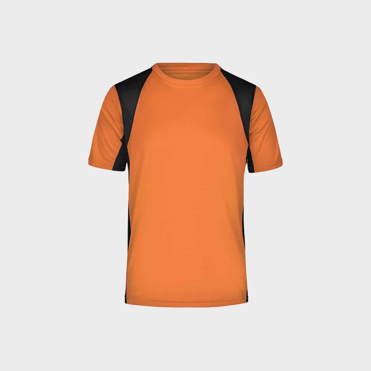 Ein kurzärmeliges Sportshirt mit leuchtend orangefarbener Vorder- und Rückseite. Das Shirt hat schwarze Einsätze unter den Ärmeln und an den Seiten, die sich bis zum Rücken erstrecken. Der Kragen ist abgerundet und die Textur wirkt glatt. Der Hintergrund ist schlicht weiß.