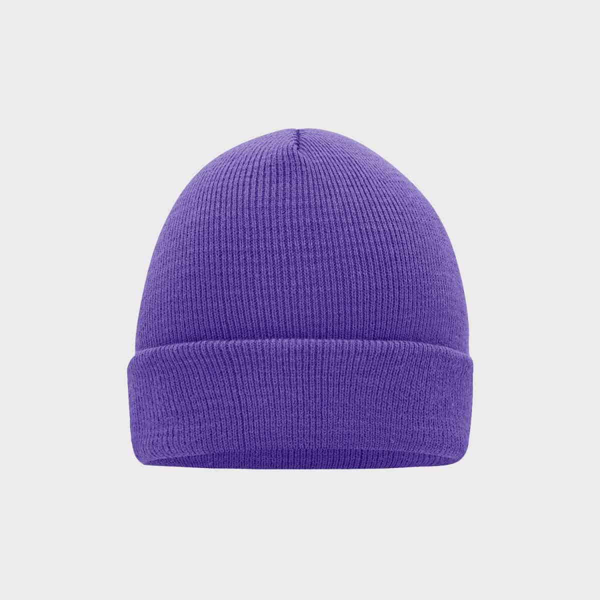 Eine lila Strickmütze mit umgeschlagenem Umschlag ist auf einem schlichten weißen Hintergrund zu sehen. Die Mütze ist schlicht im Design, ohne sichtbare Logos oder Muster.
