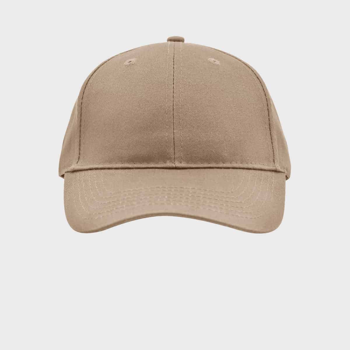 Eine beige Baseballkappe mit gebogenem Schirm und Knopfleiste. Die Kappe ist schlicht und ohne sichtbare Logos oder Designs. Der Hintergrund ist schlicht weiß, wodurch die Kappe zum Mittelpunkt des Bildes wird.