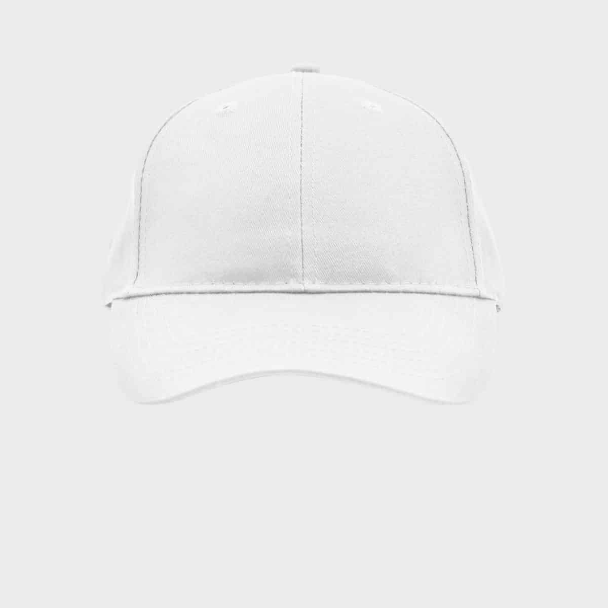 Eine schlichte weiße Baseballkappe ist zentriert vor einem hellgrauen Hintergrund. Die Kappe hat einen gebogenen Schirm und sichtbare Nähte entlang der Vordernaht, der Krone und den Schirmkanten. Auf der Oberseite befinden sich kleine Belüftungslöcher.