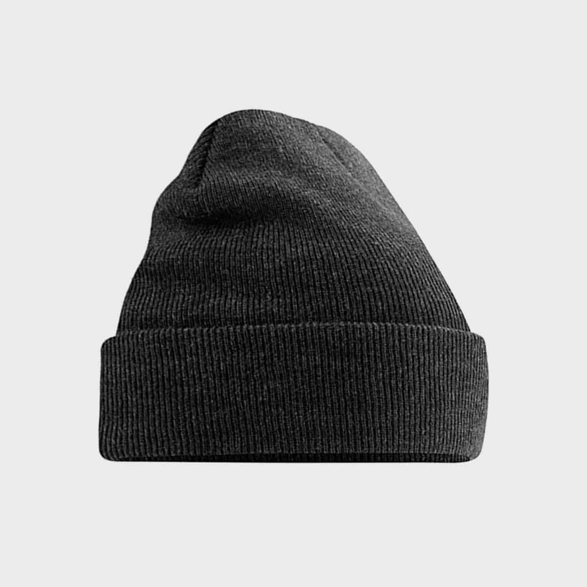 Eine dunkelgraue Beanie-Mütze aus Rippenstrick mit umgeschlagenem Bündchen auf hellgrauem Hintergrund. Die Mütze hat eine leicht spitze Oberseite und ein strukturiertes Muster, das für einen warmen und lässigen Look sorgt.