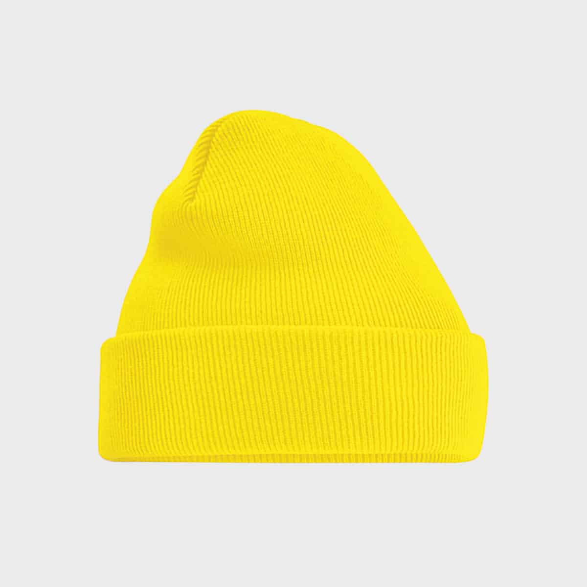 Eine leuchtend gelbe Strickmütze mit gefalteter Krempe vor einem schlichten weißen Hintergrund. Die Mütze hat ein schlichtes Design und wirkt weich und warm, ideal für kaltes Wetter.