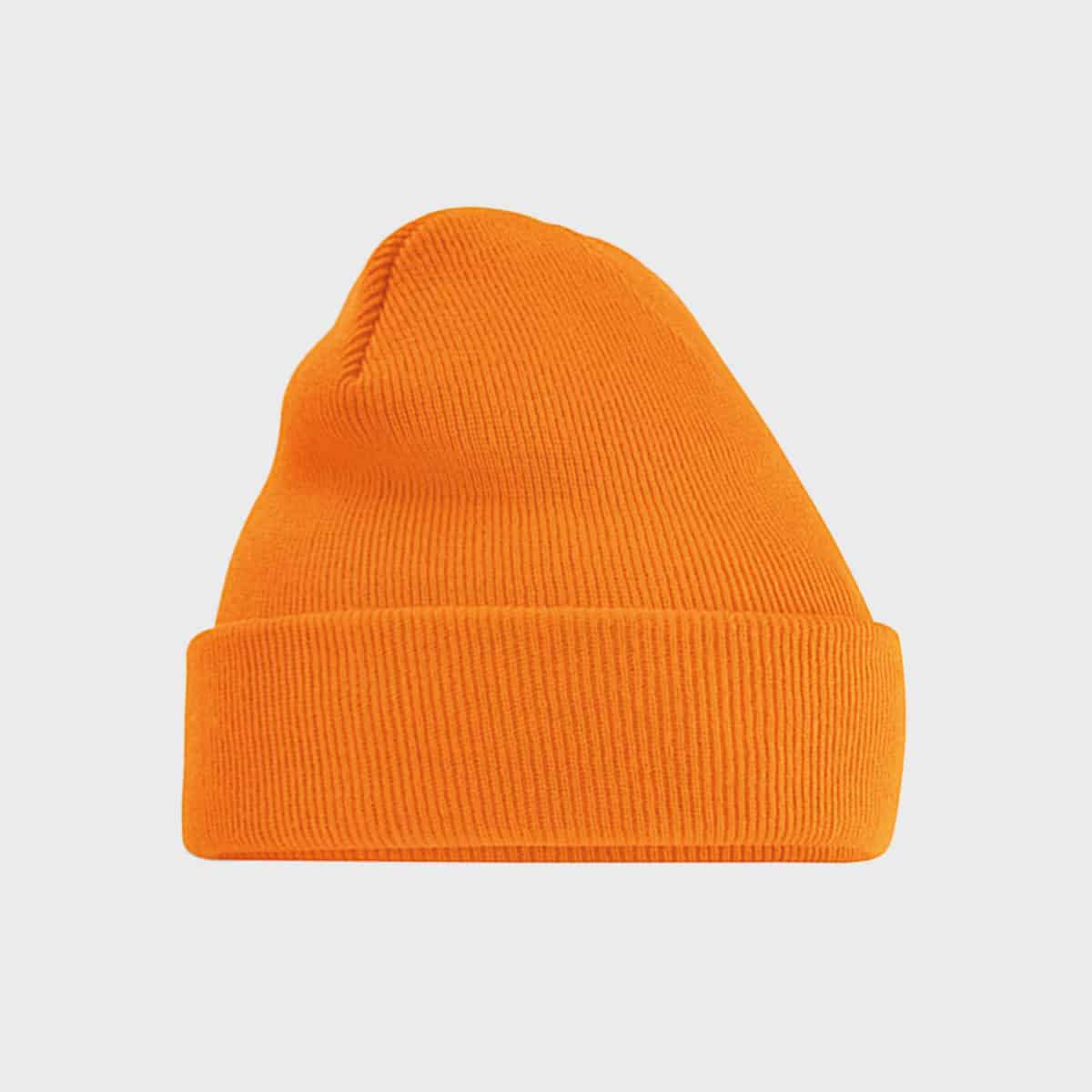Eine orangefarbene Rippstrickmütze mit umgeschlagenem Umschlag vor einem schlichten weißen Hintergrund.
