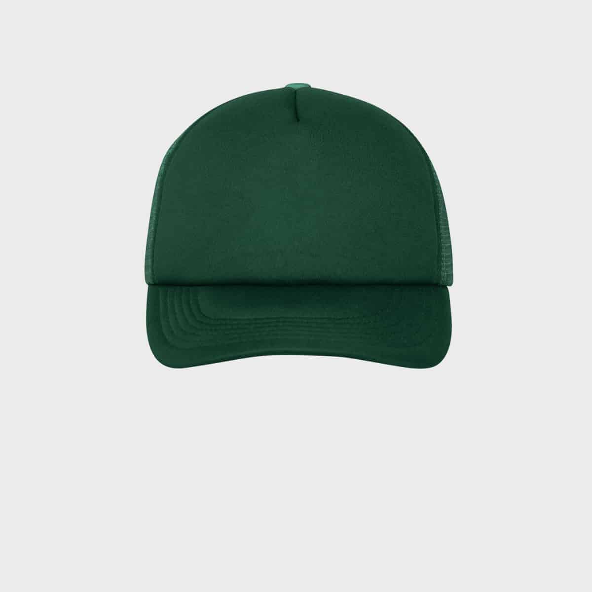 Auf einem schlichten hellgrauen Hintergrund ist eine grüne Trucker-Mütze mit gebogener Krempe und Netzrücken abgebildet. Die Mütze verfügt über eine solide Vorderseite und eine strukturierte Krone.