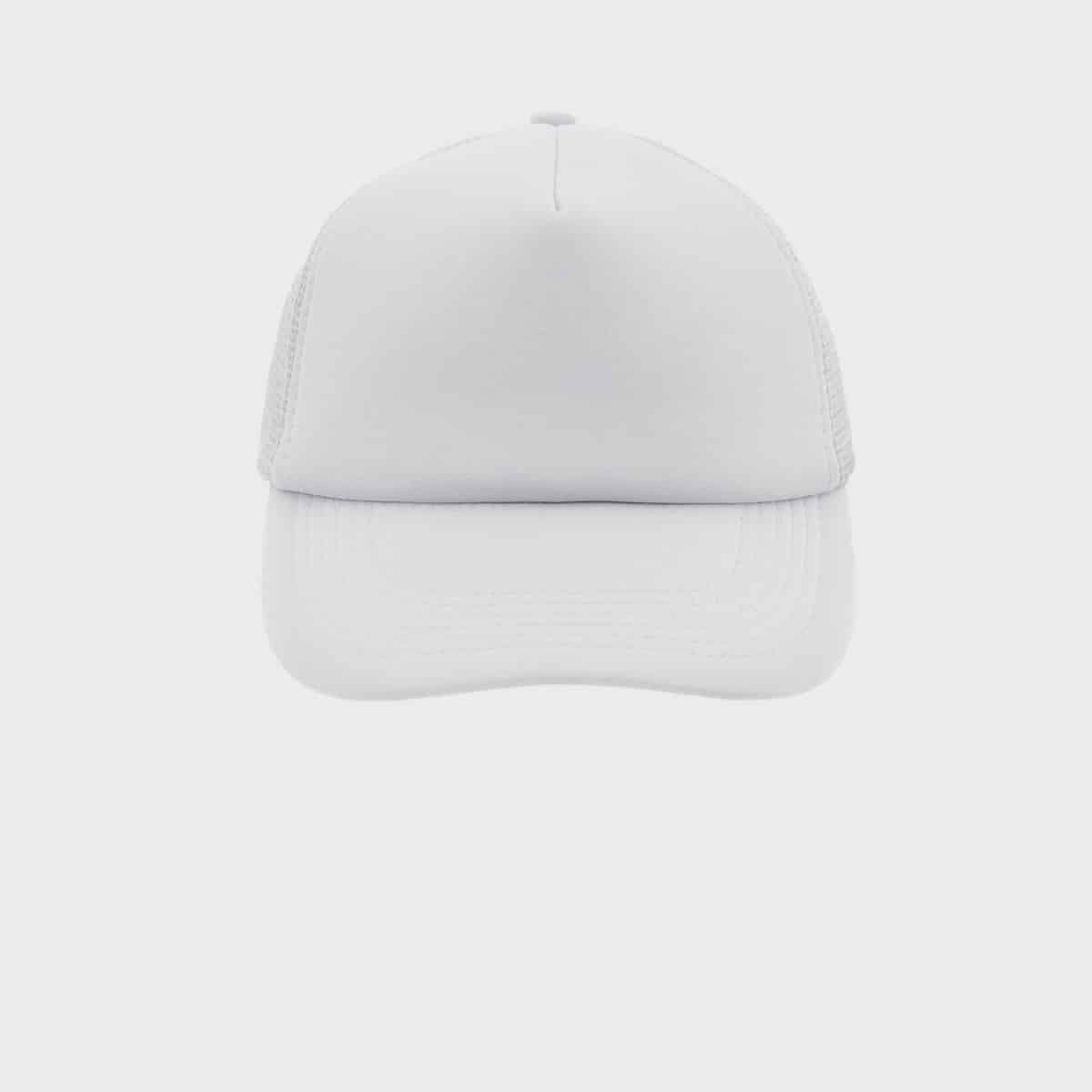 Eine schlichte weiße Baseballkappe ist zentriert vor einem hellgrauen Hintergrund. Die Kappe hat einen gebogenen Schirm und eine Netzrückseite, typisch für einen Trucker-Mützenstil.