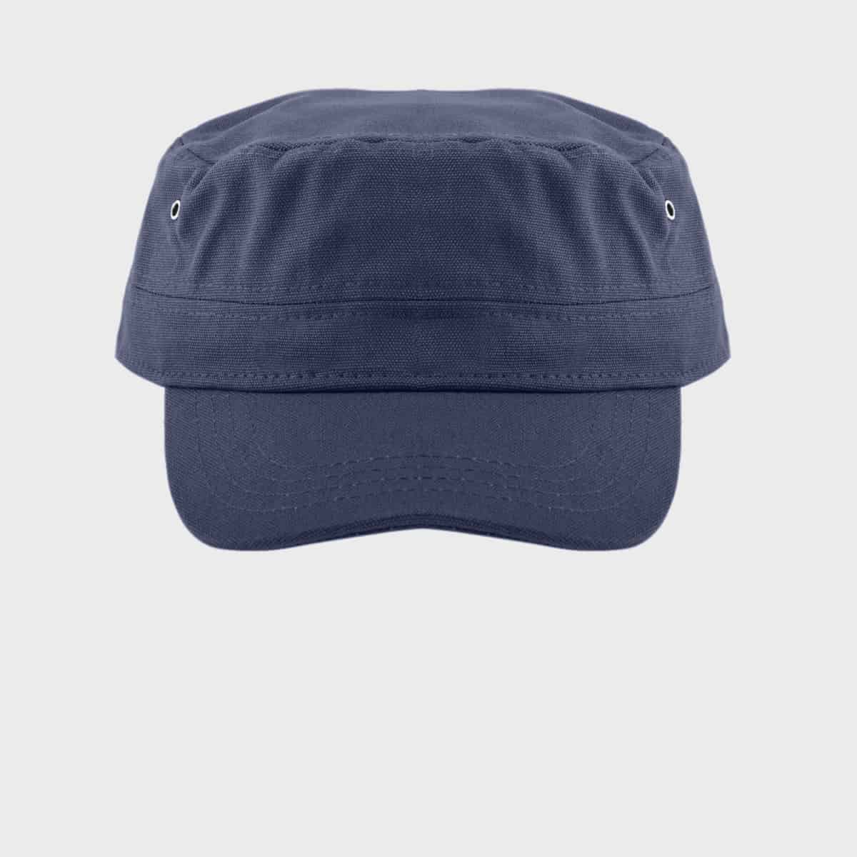 Vorderansicht einer blauen Kappe im Militärstil mit flacher Oberseite und kurzem, leicht gebogenem Schirm. Die Kappe verfügt auf jeder Seite über Metallösen zur Belüftung. Der Hintergrund ist schlicht weiß.