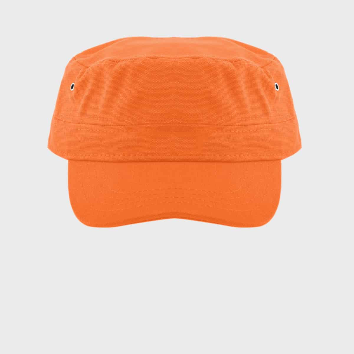 Eine orangefarbene Baseballkappe mit flachem Schirm und zwei kleinen Belüftungslöchern auf beiden Seiten. Die Kappe befindet sich auf einem schlichten, hellgrauen Hintergrund.